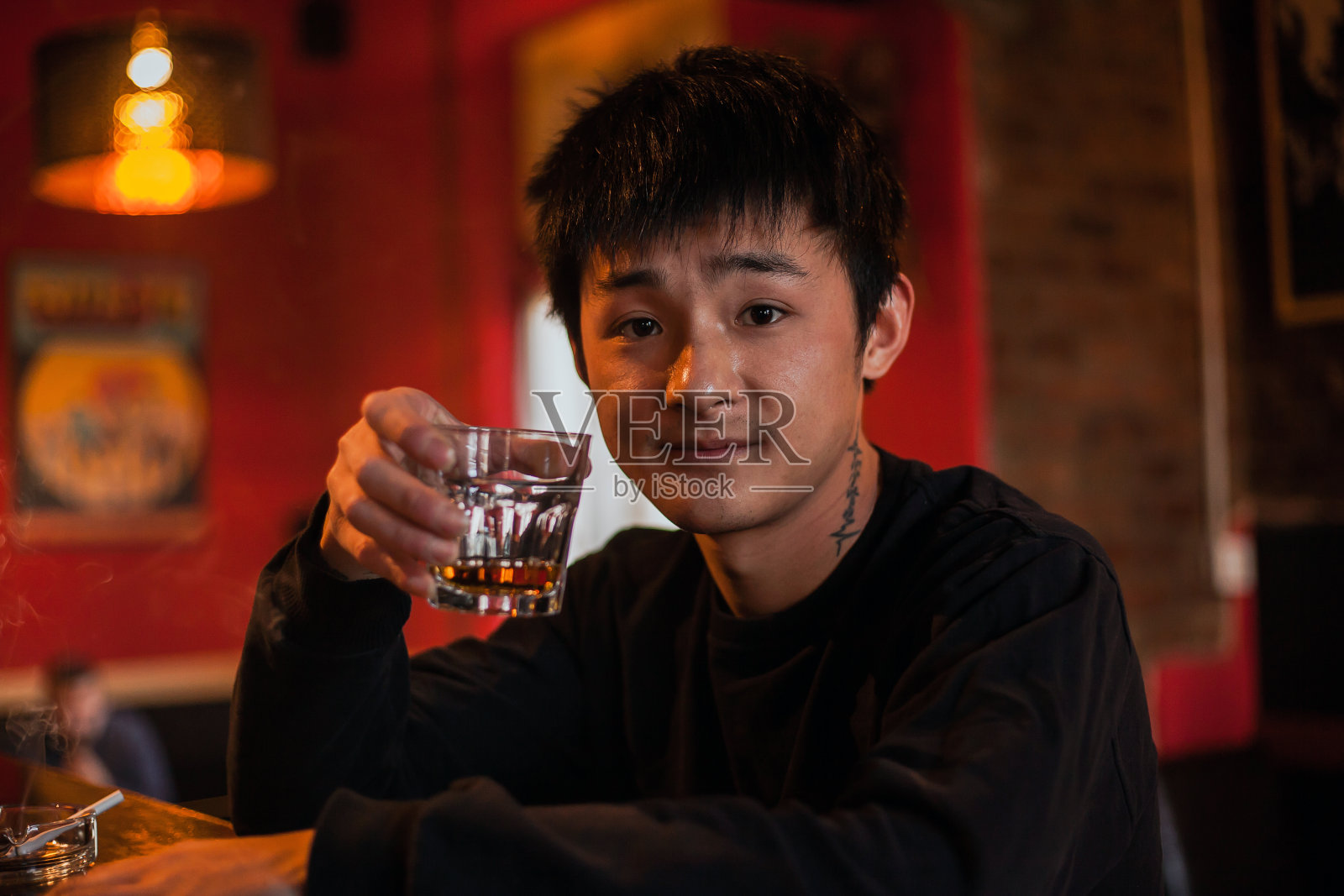 酒吧里的一个中国人照片摄影图片