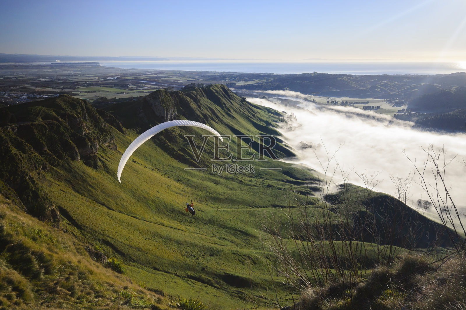 新西兰特玛塔峰的滑翔伞运动照片摄影图片