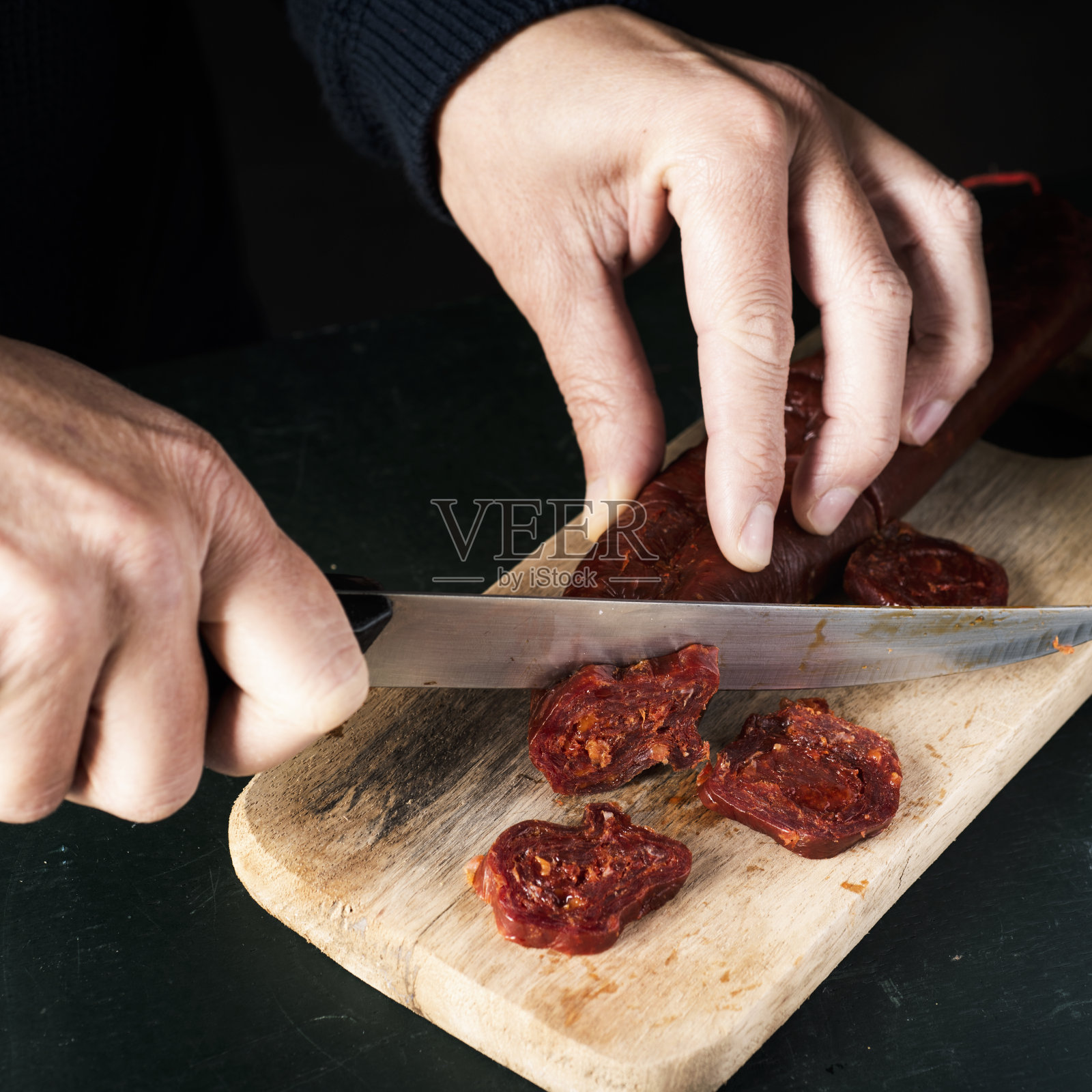 切香肠，西班牙腌猪肉香肠照片摄影图片