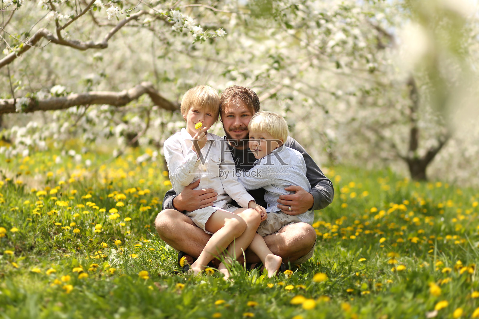 快乐的父亲和两个孩子的肖像照片摄影图片