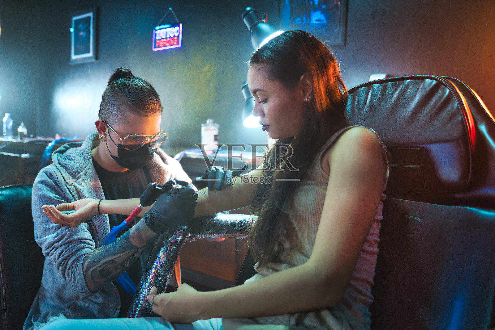 年轻女子在美容院纹身照片摄影图片