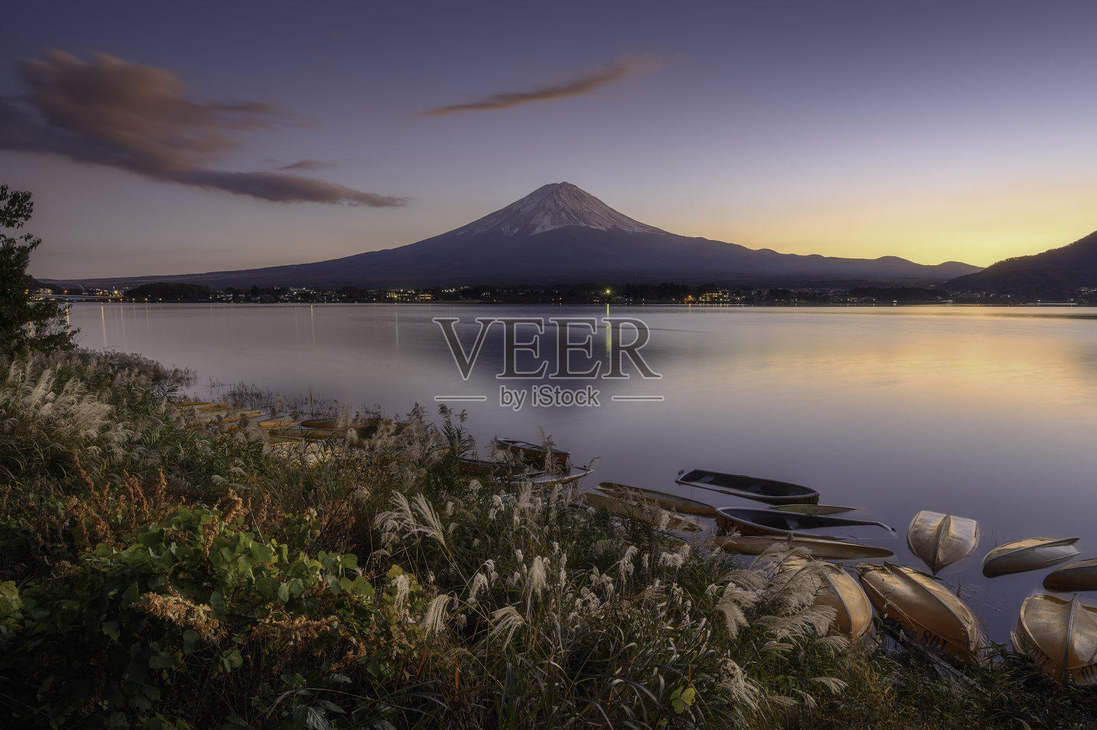 从川口湖眺望富士山是秋天著名的风景胜地照片摄影图片
