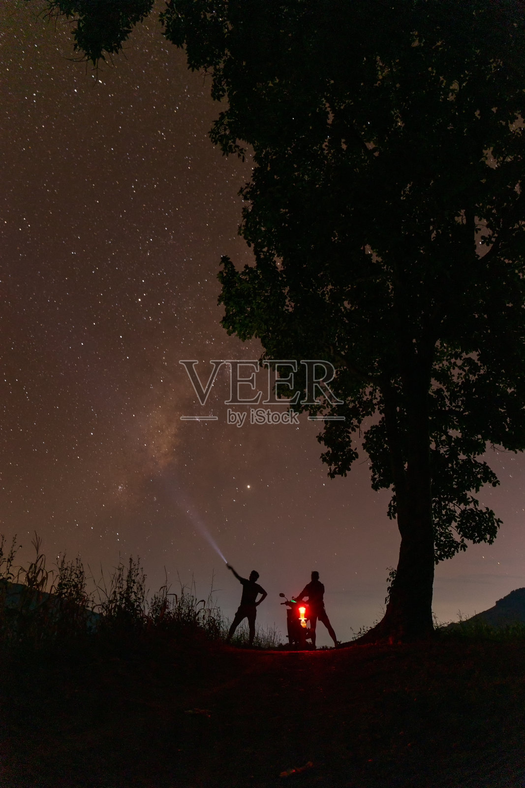 剪影的人看银河和星星在晚上在泰国的天空照片摄影图片
