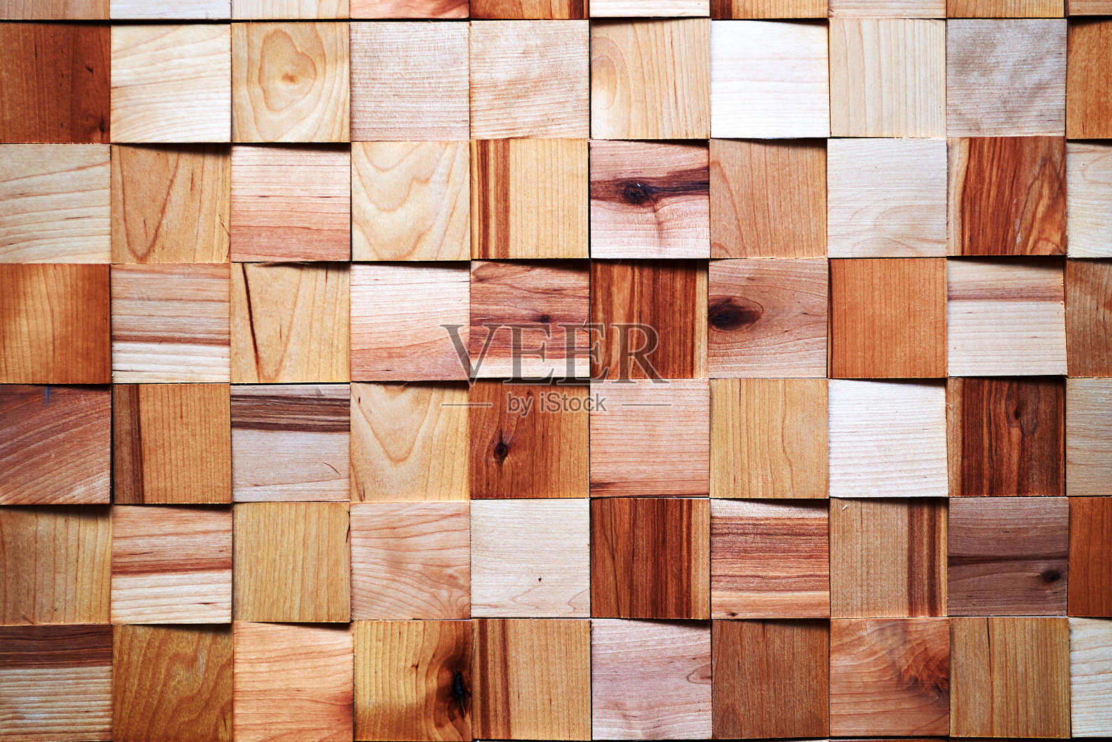 亮棕色的硬木木方木板在粗糙的墙面纹理上。米色的颜色。抽象的背景照片摄影图片