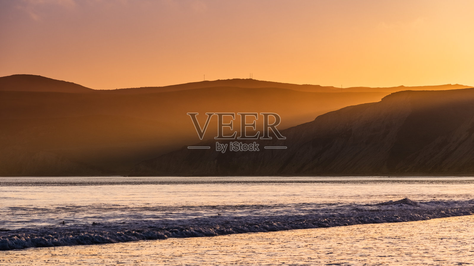 金色的夕阳照亮了太平洋的海岸线，德雷克斯海滩，岬雷斯国家海岸，加利福尼亚照片摄影图片