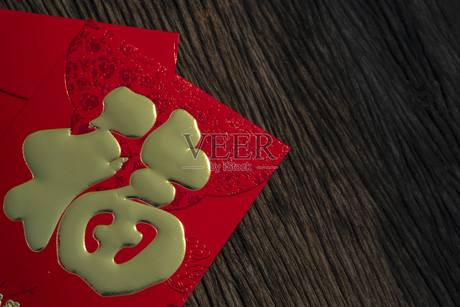 平放中国新年庆祝活动或农历新年，贺卡红信封在黑色的木制背景与祝福字包含钱作为礼物汉语单词意味着幸福或好运照片摄影图片
