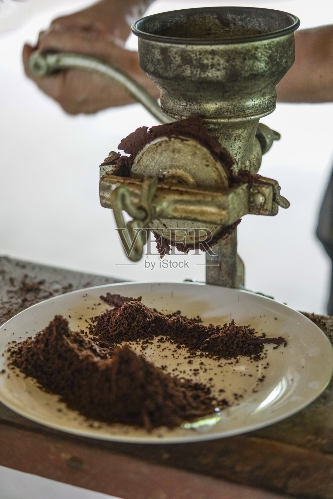 厄瓜多尔亚马逊地区通过研磨可可豆制作巧克力照片摄影图片