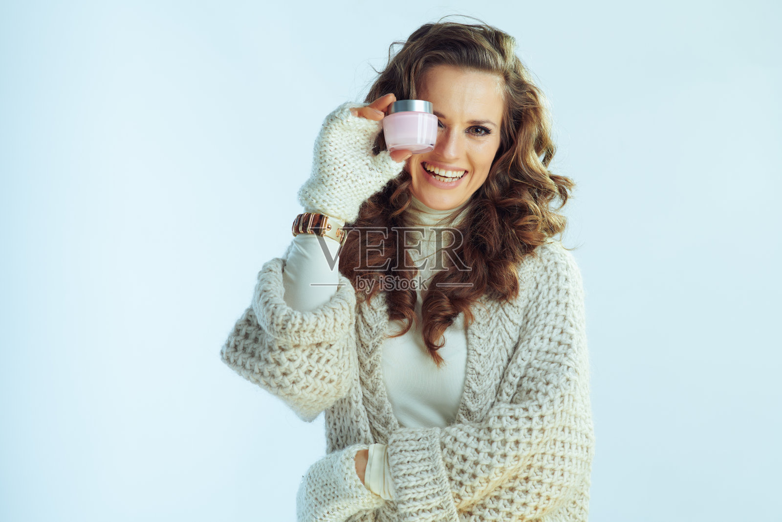 快乐优雅女性用冬季护肤面霜照片摄影图片