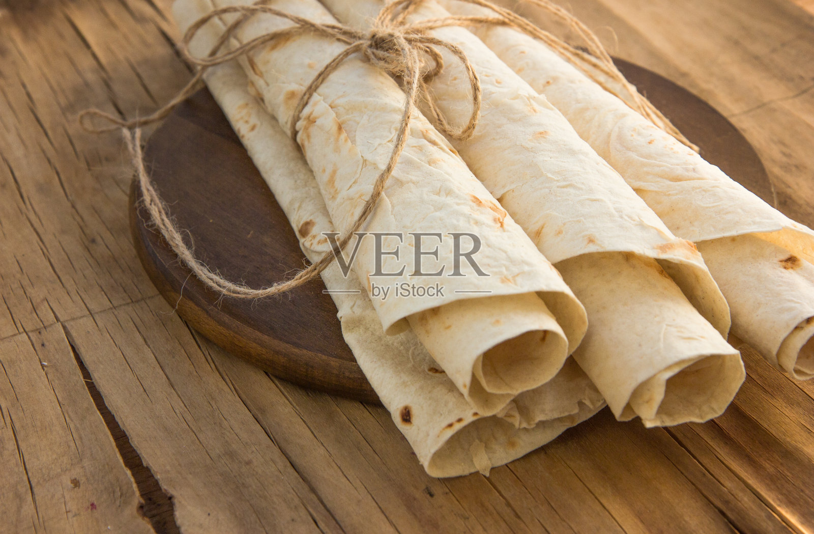 亚美尼亚扁面包。木砧板上的皮塔饼。副本的空间。照片摄影图片