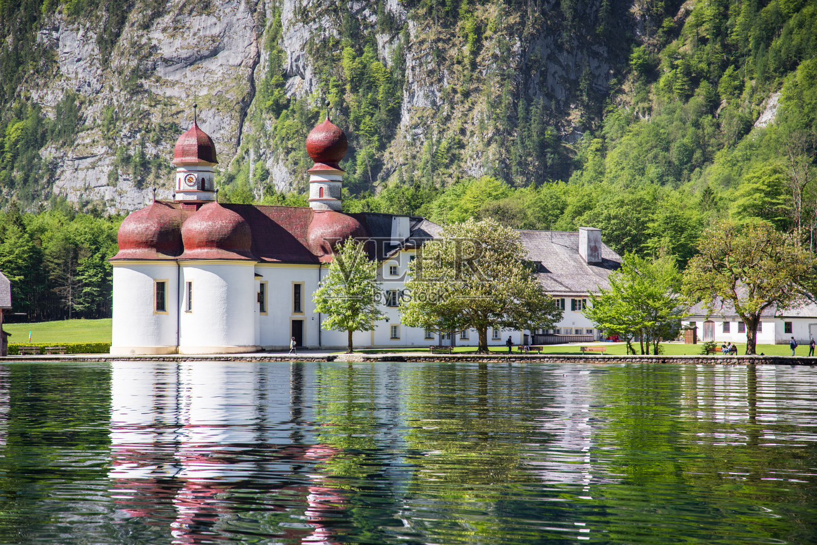 德国巴伐利亚州的科尼西湖和圣巴多罗梅朝圣教堂照片摄影图片