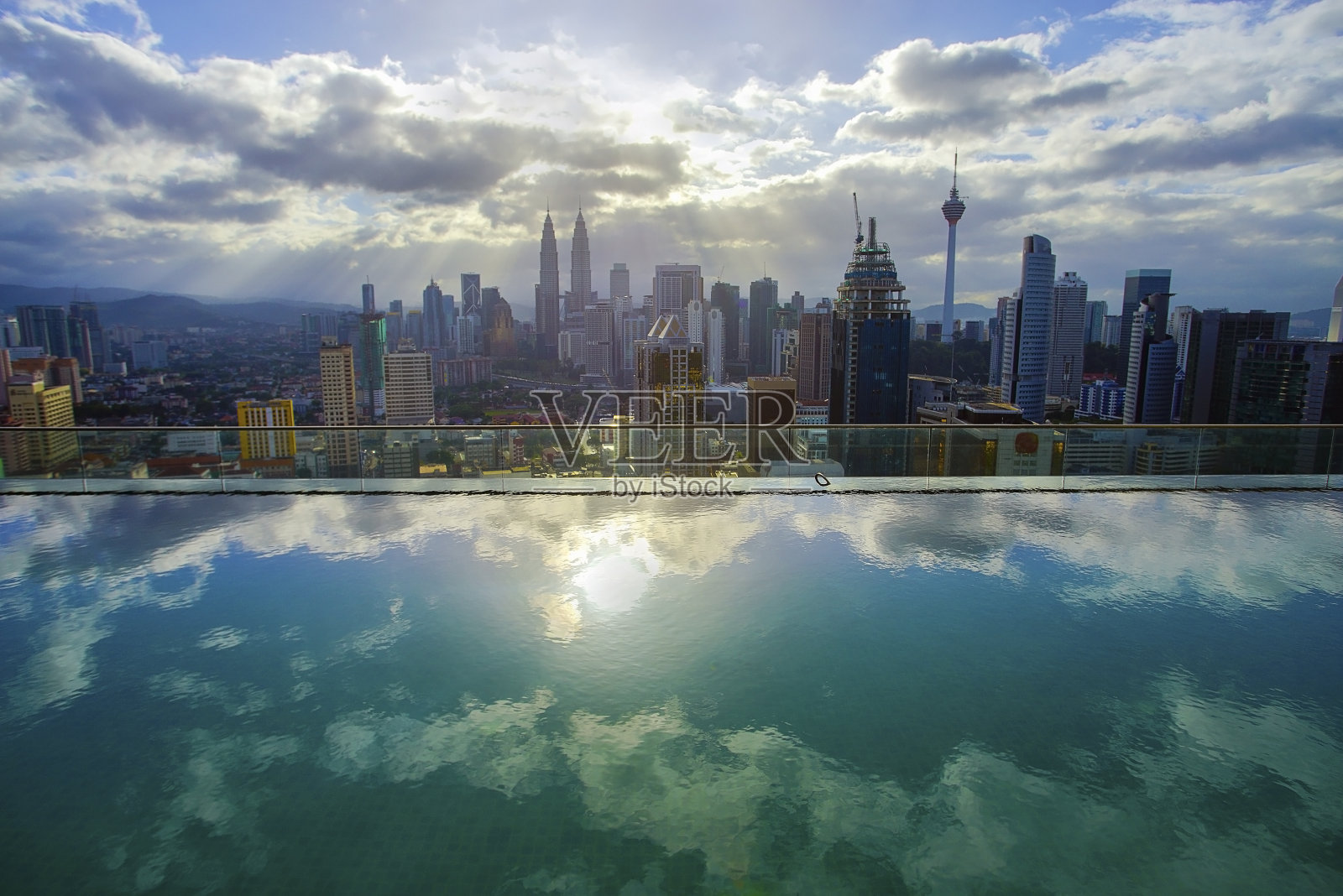 吉隆坡城市天际线与戏剧性的光线和云的形成照片摄影图片