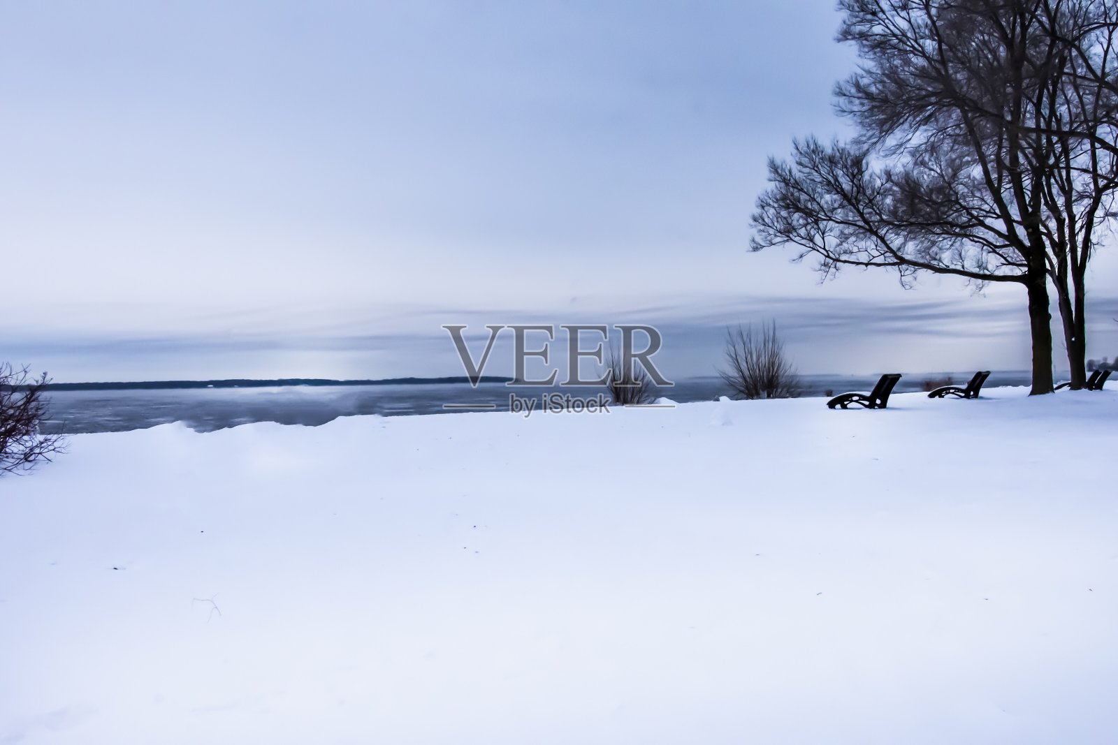 冬季仙境风景滨水雪景背景照片摄影图片