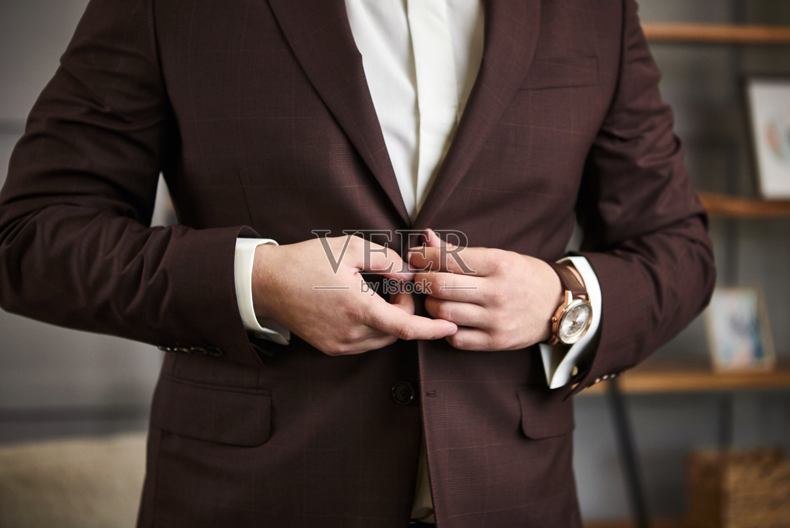 商人穿着一件夹克，男性双手特写，新郎在早上准备婚礼前照片摄影图片