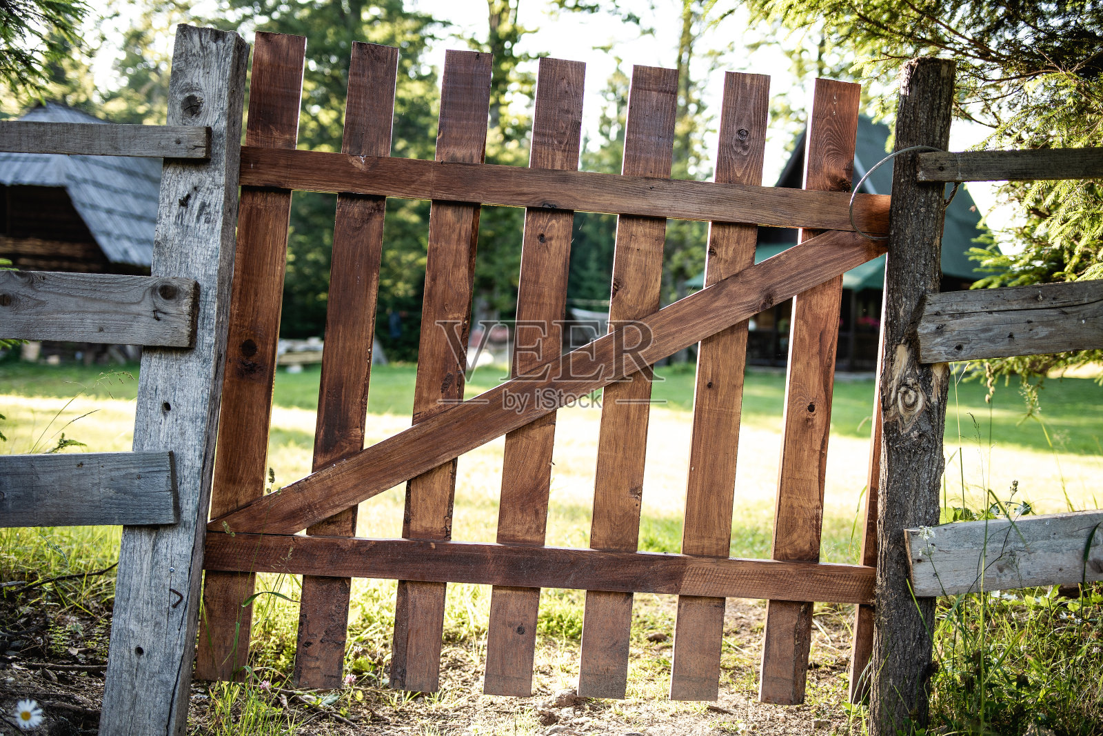 古老的木门和花园周围的栅栏照片摄影图片