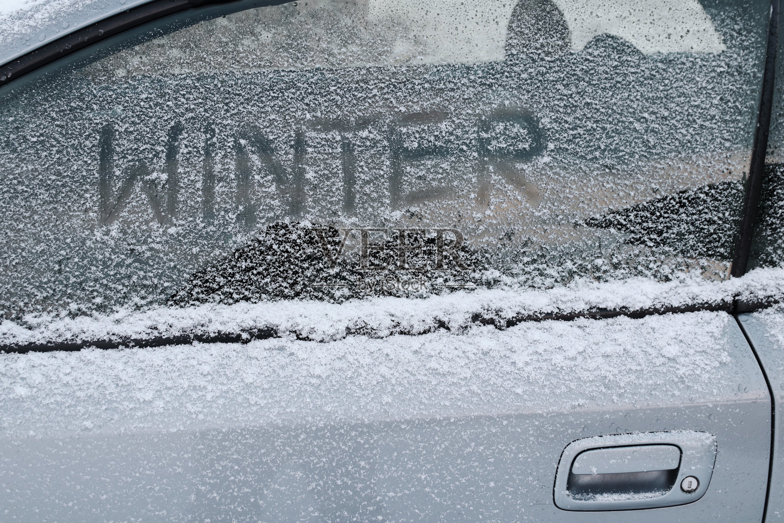 冬天在交通。一辆有雪和冰的汽车照片摄影图片