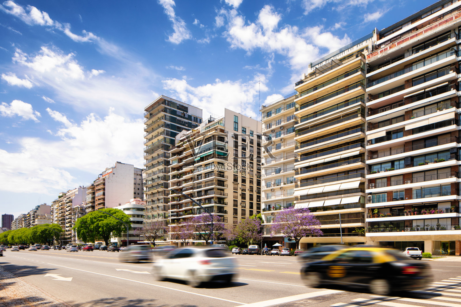 布宜诺斯艾利斯自由大道白天的城市景象与疾驰而过的汽车照片摄影图片