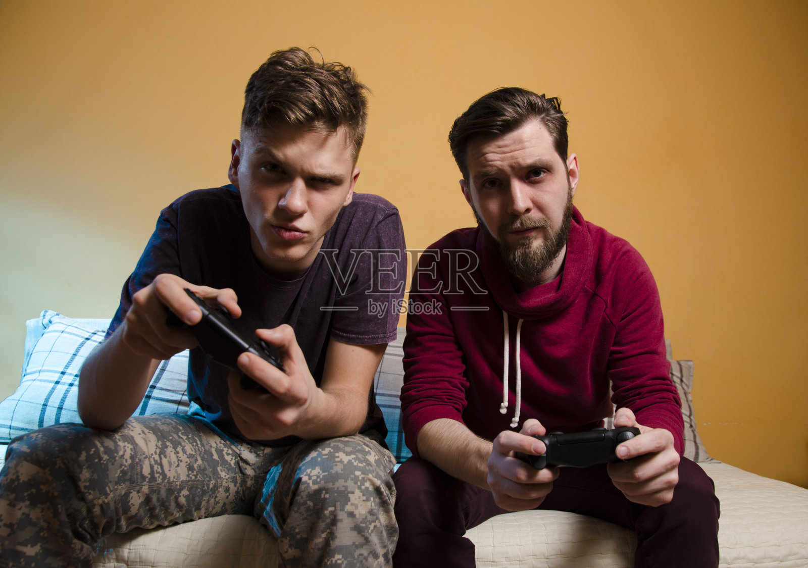 两个强悍而熟练的电子游戏玩家照片摄影图片