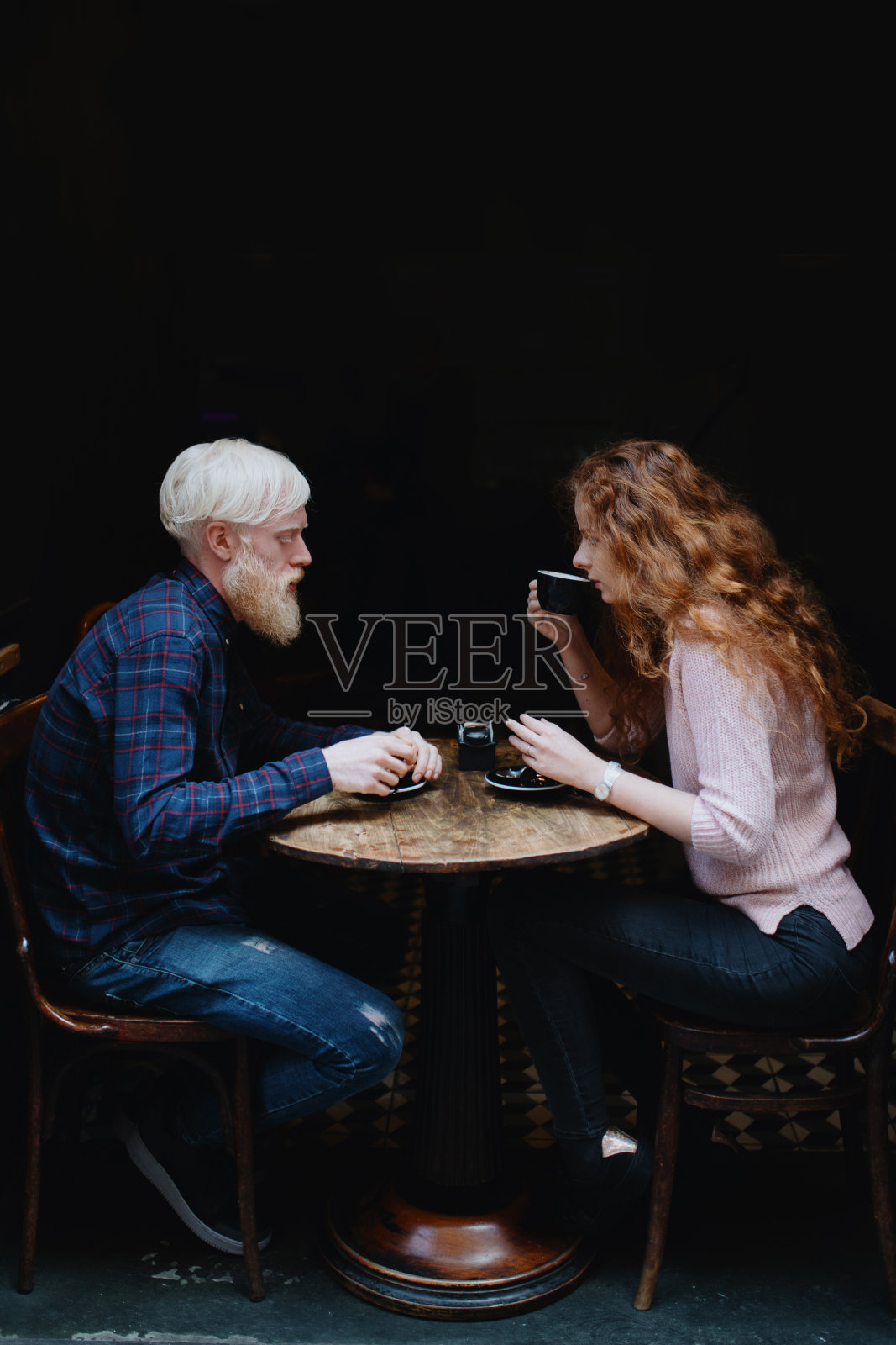一对年轻夫妇在咖啡店里喝咖啡照片摄影图片