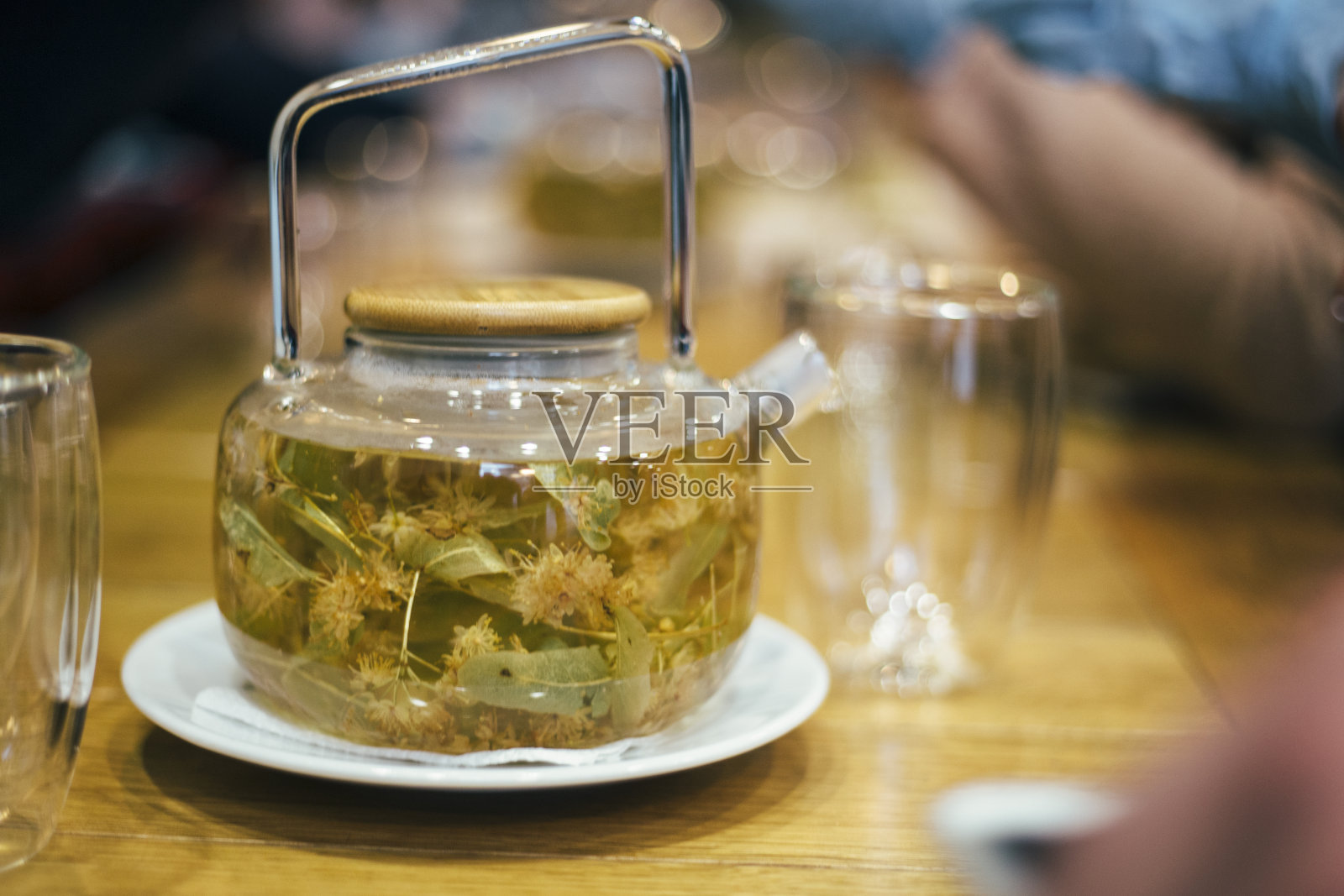 茶壶和椴树茶和花照片摄影图片