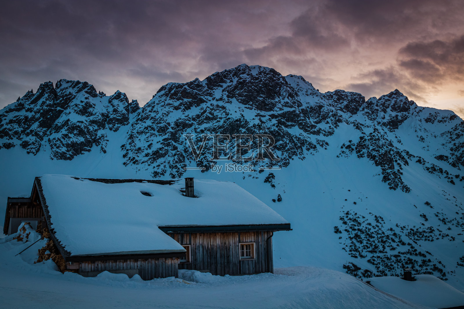 傍晚时分，在奥地利阿尔卑斯山脉一个偏僻的小山上，背景是布赖托峰，格罗斯·沃尔瑟塔尔照片摄影图片