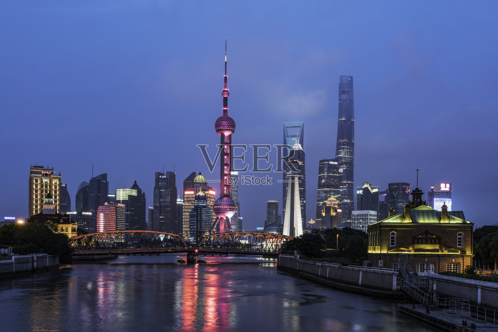 夕阳下的上海天际线照片摄影图片