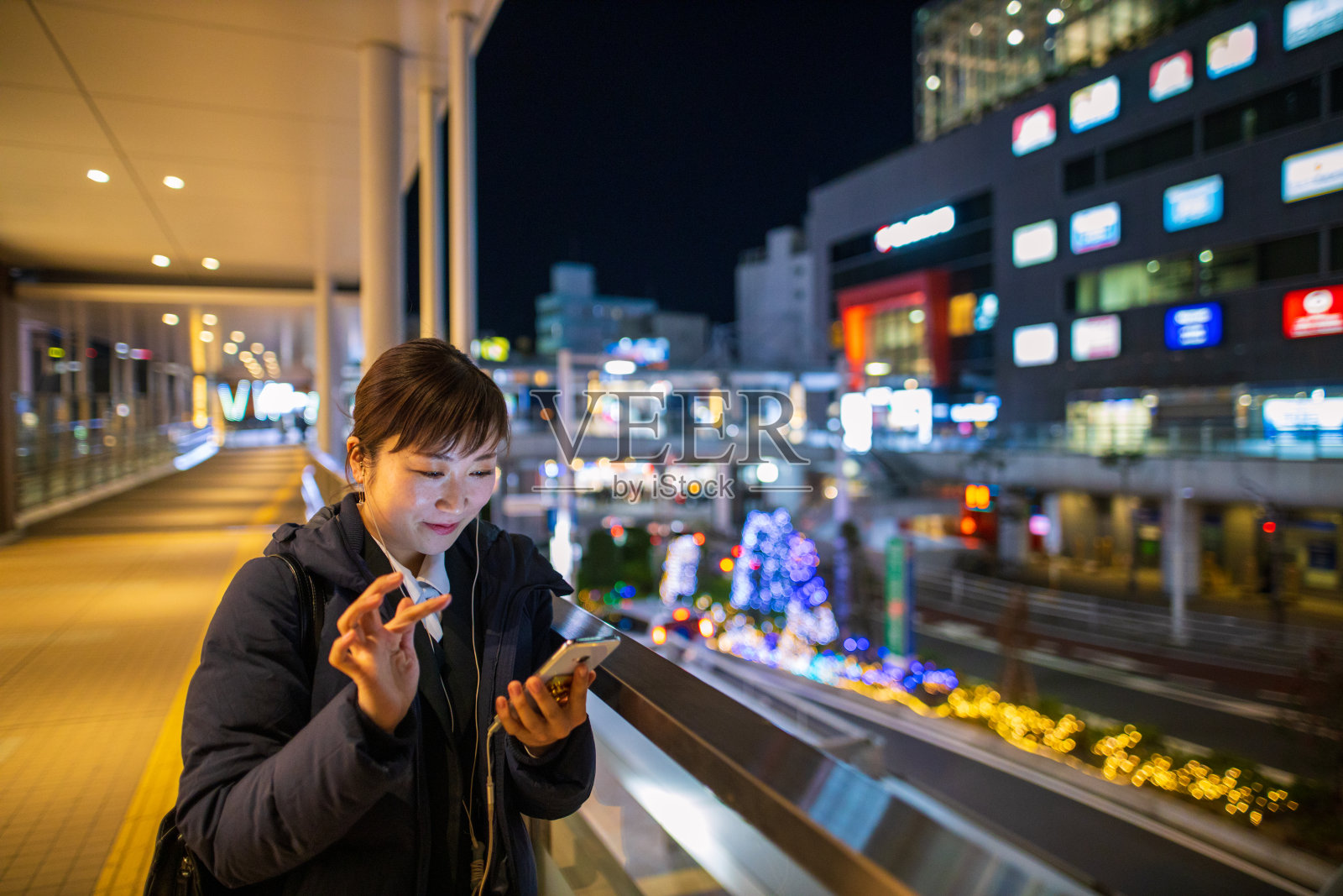 一个日本女人下班后去城里购物照片摄影图片