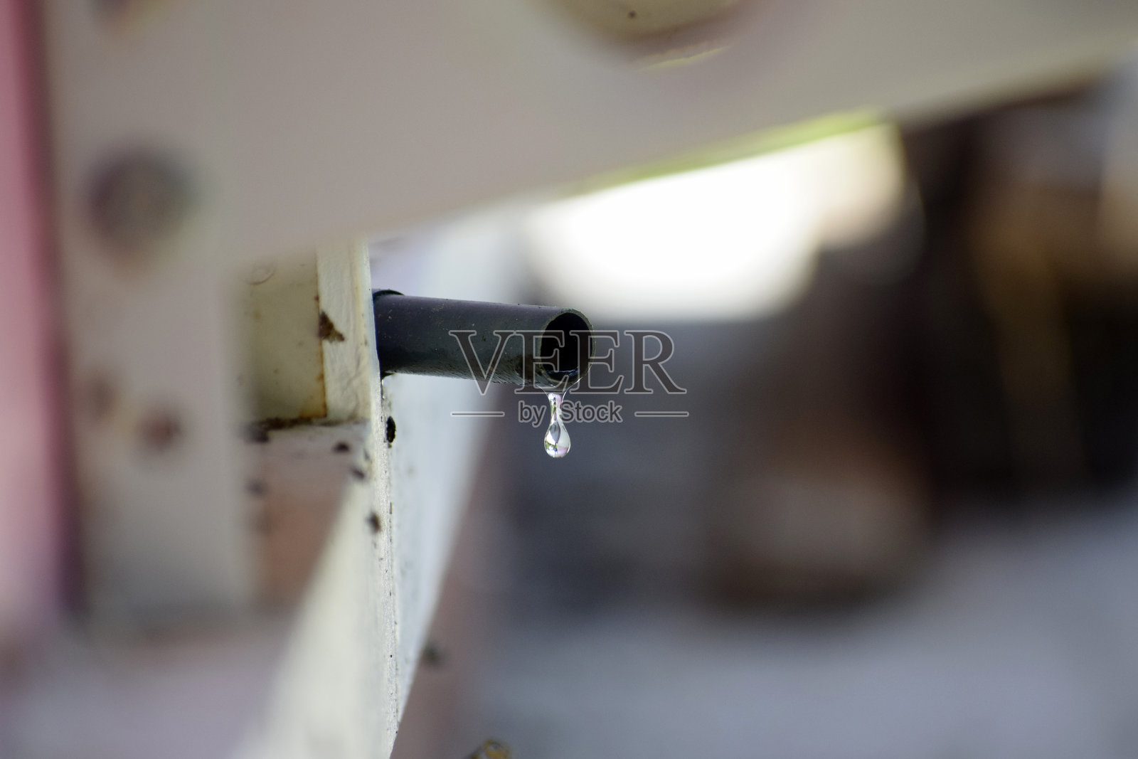 水滴从空调管道流出照片摄影图片