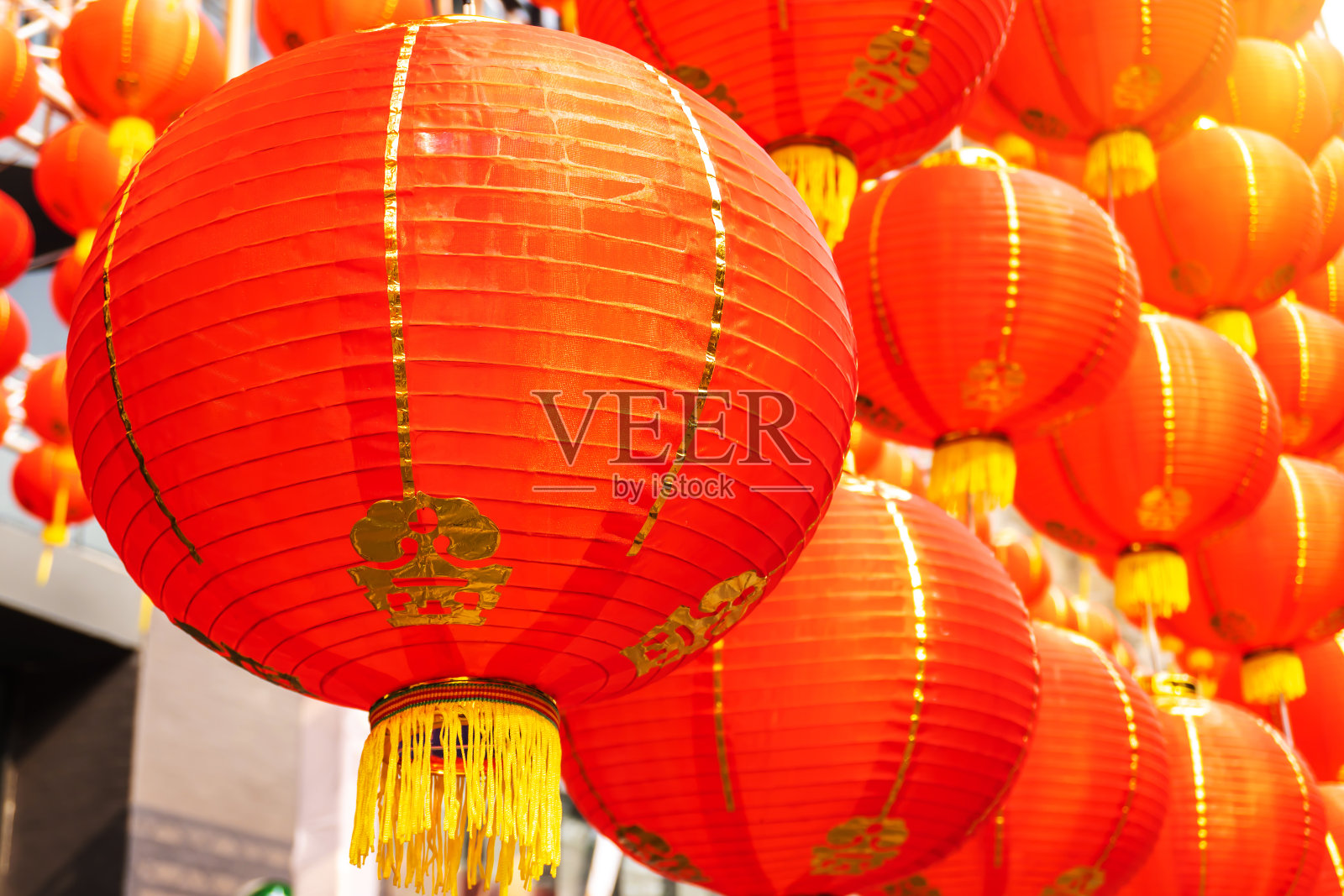 中国的红色和金色灯笼显示在中国新年节日。传统的中国。照片摄影图片
