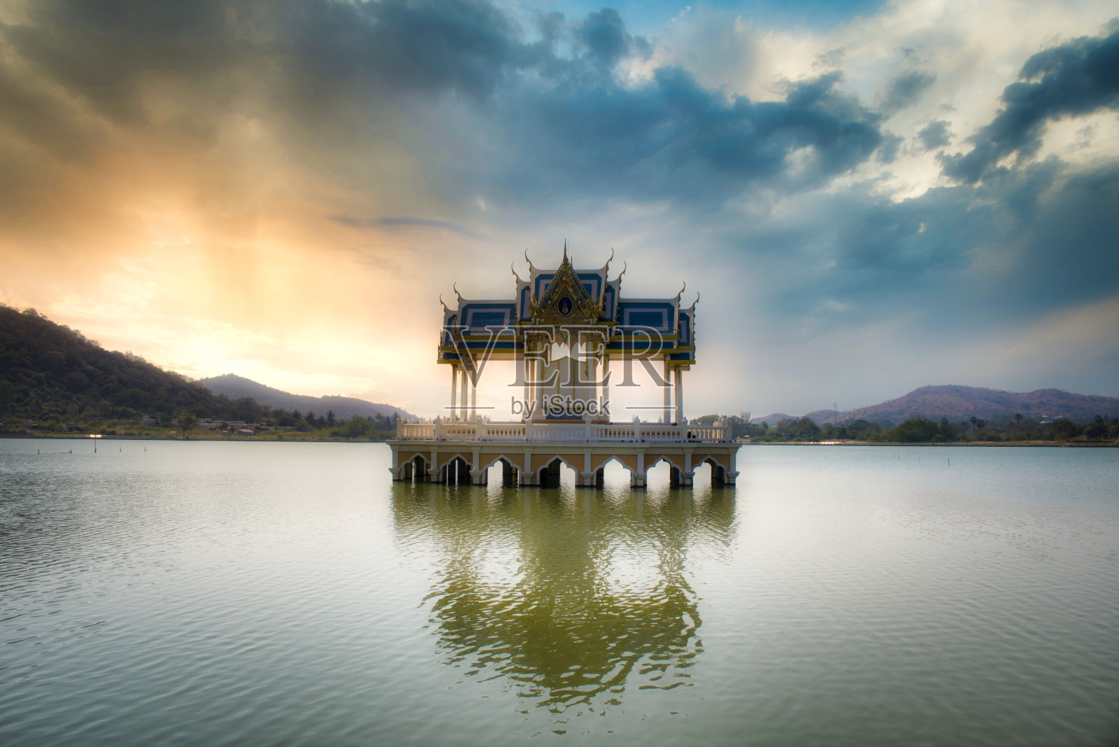 湖上的一座佛寺照片摄影图片