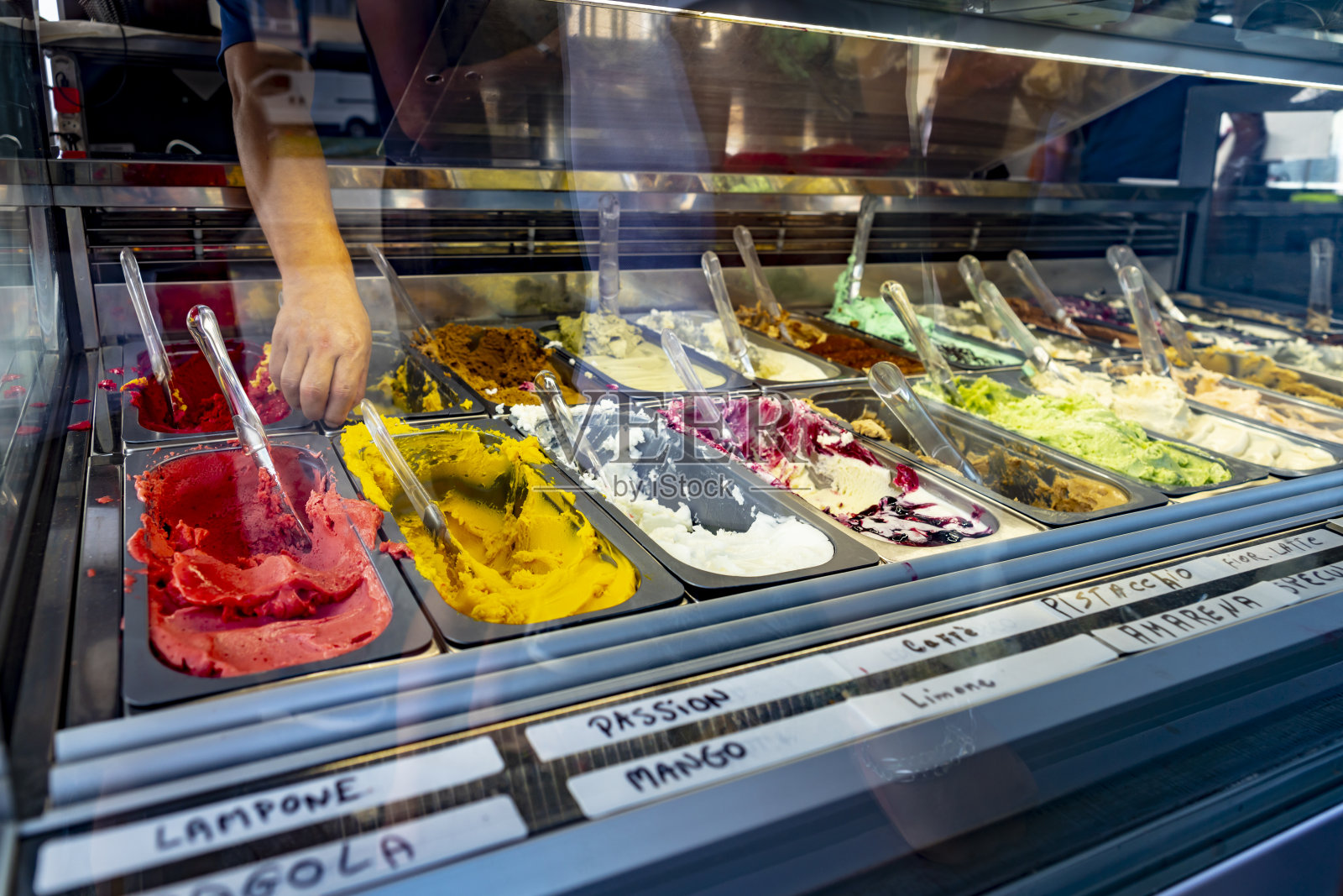 展示不同口味的多汁冰淇淋照片摄影图片