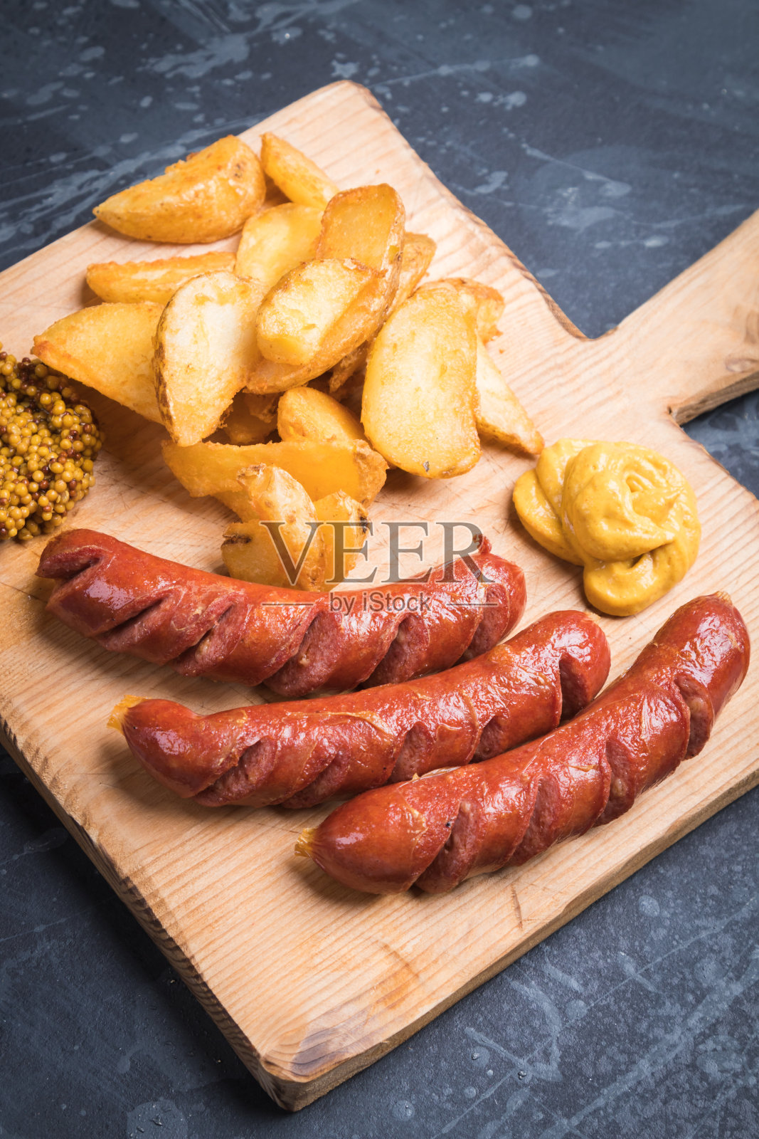 德国香肠配芥末和炸土豆照片摄影图片