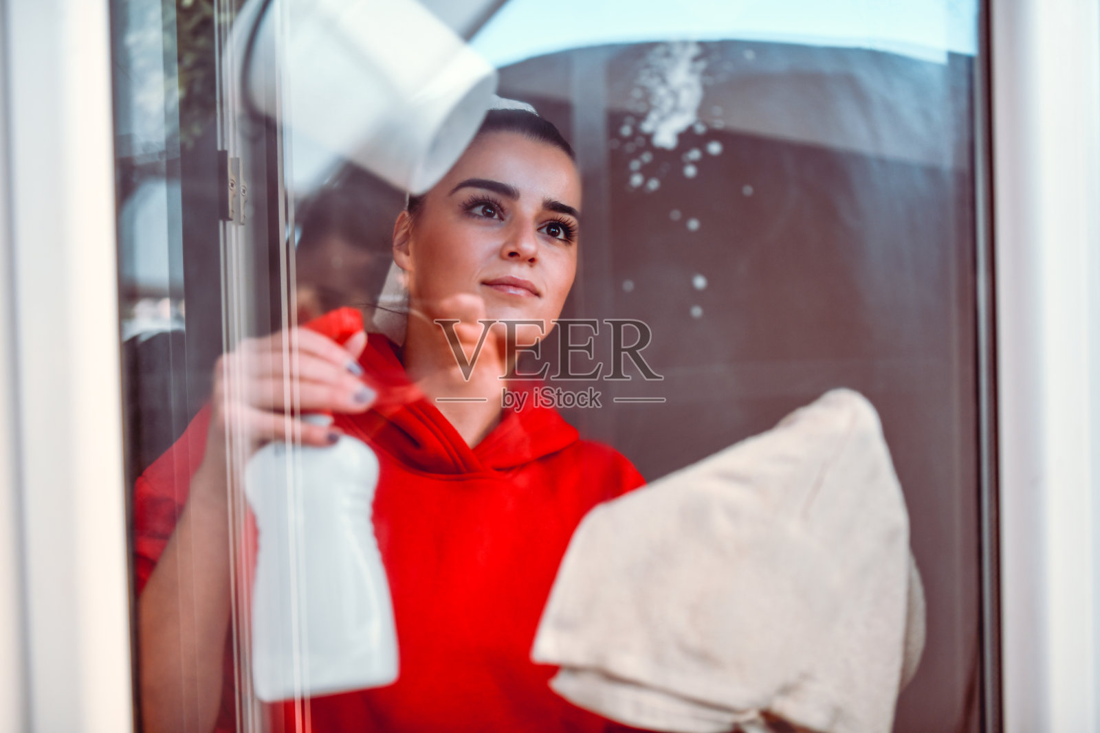 可爱的女性照顾窗户清洁照片摄影图片