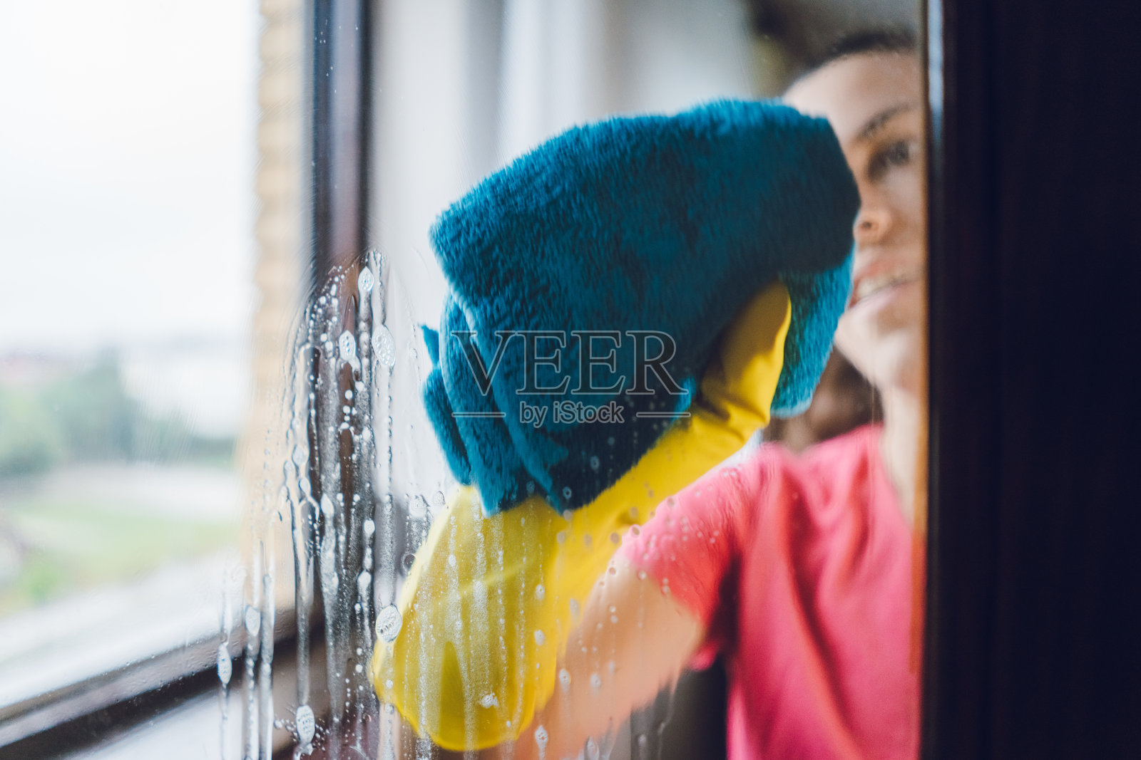 女人洗窗户照片摄影图片