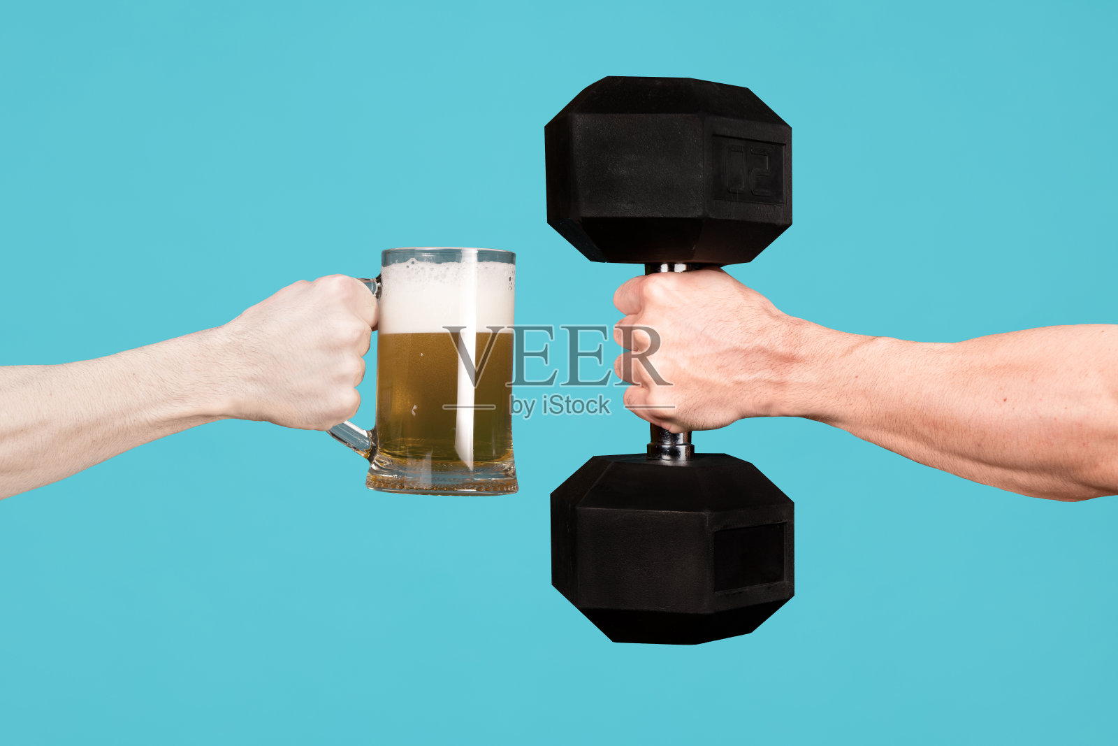 男人们给彼此举着一杯啤酒和一个大哑铃照片摄影图片