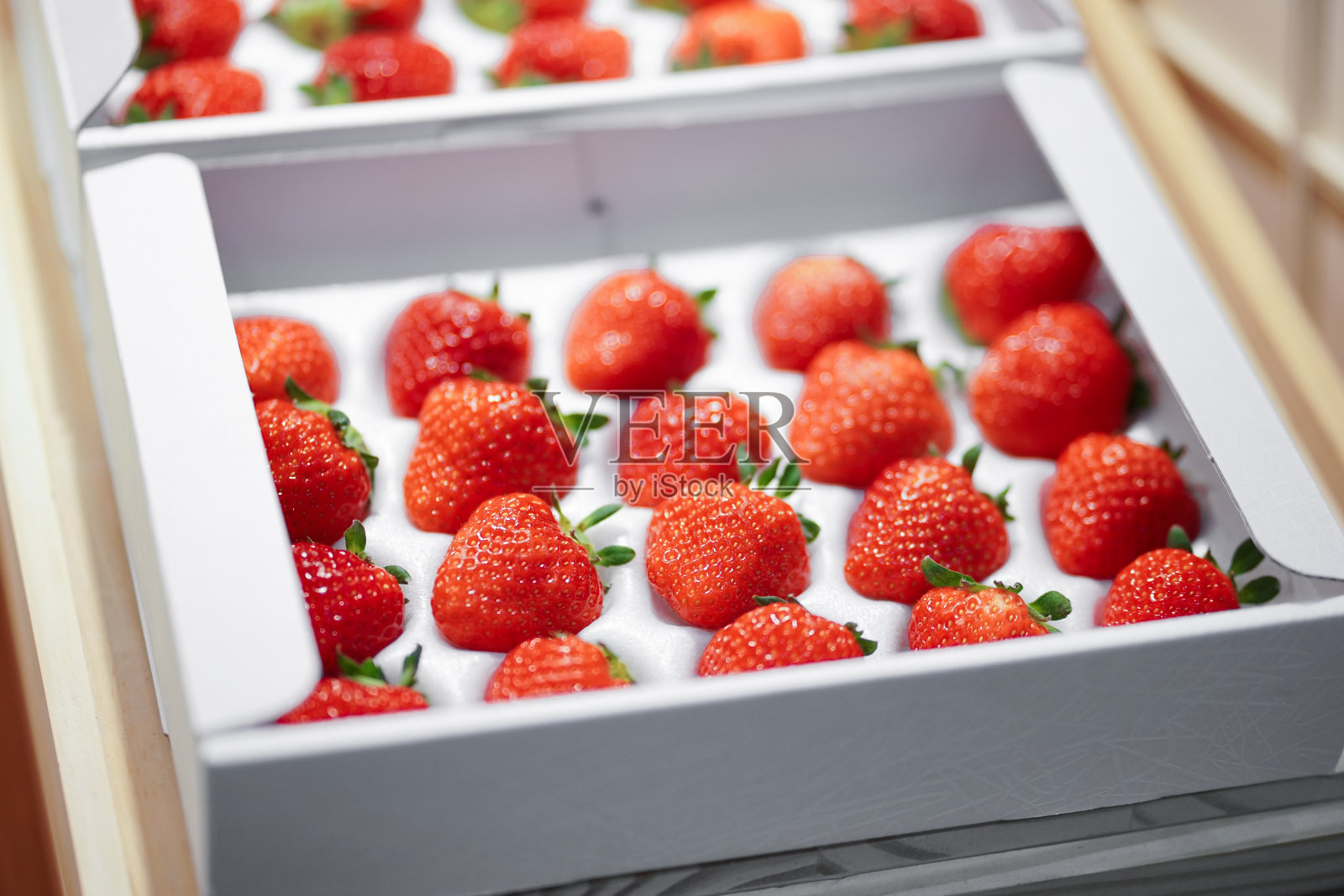 日本的草莓。日本超市里的一盒漂亮的日本草莓。照片摄影图片