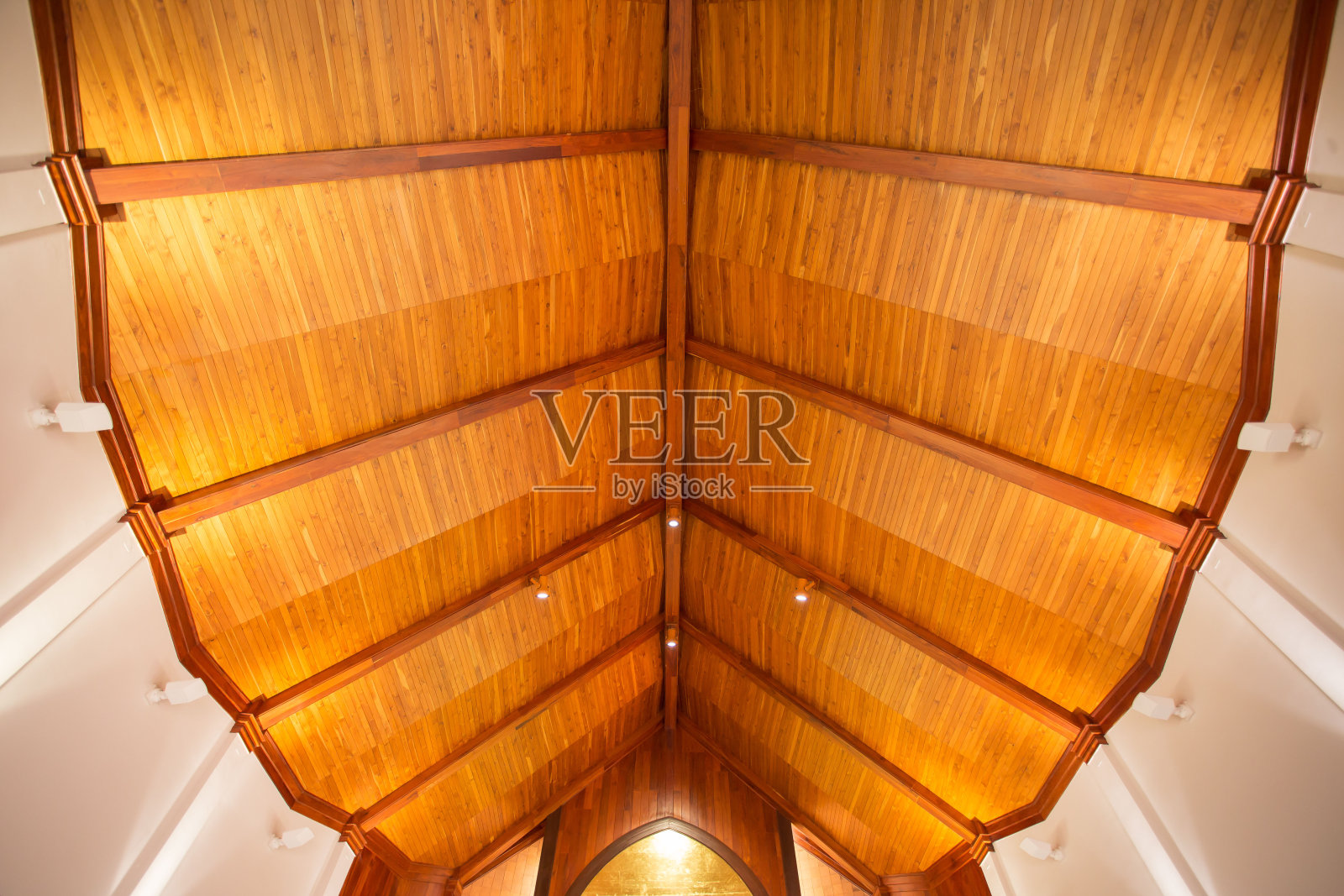 建筑中的木质天花板细节，室内的木质天花板，艺术背景和有趣的视图。照片摄影图片