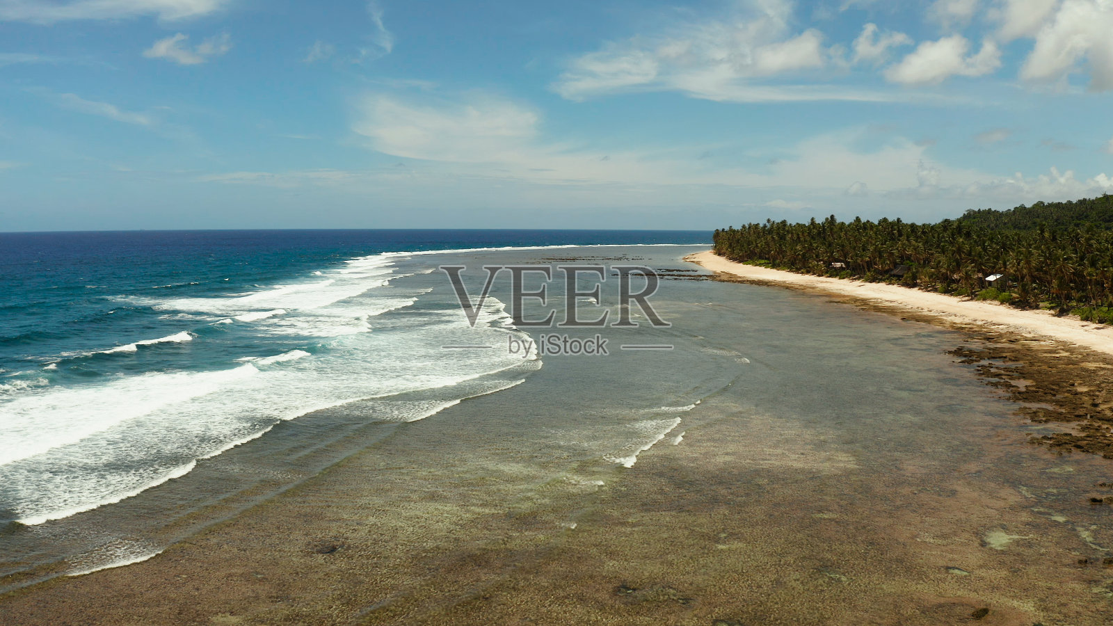 Siargao岛的海岸，蓝色的海洋和海浪照片摄影图片