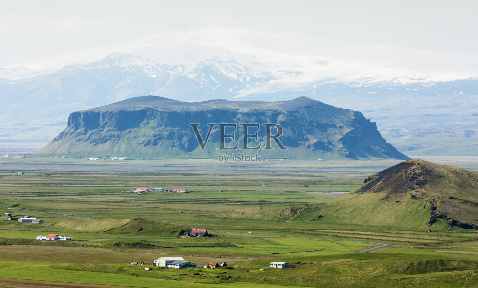 典型的冰岛景观，黑色的石头山，冰岛照片摄影图片