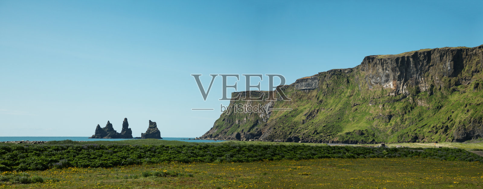 典型的冰岛景观，黑色的石头山，冰岛照片摄影图片