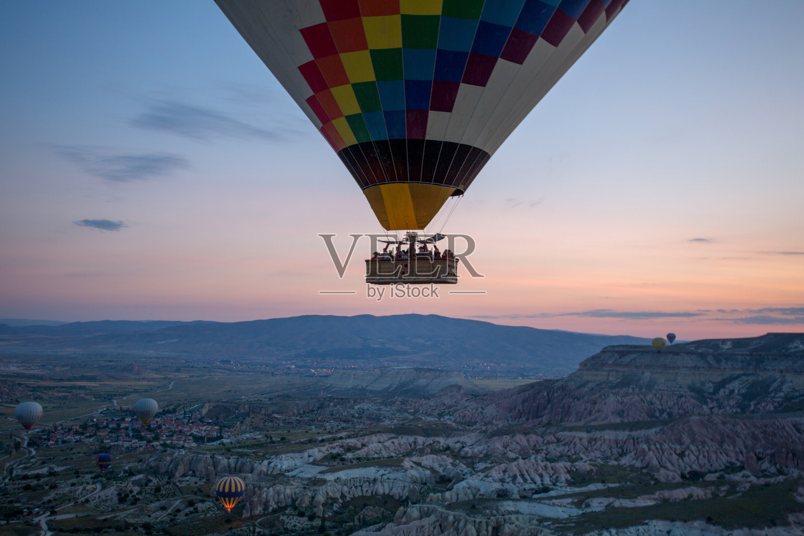 热气球在沙漠上空升起的鸟瞰图照片摄影图片