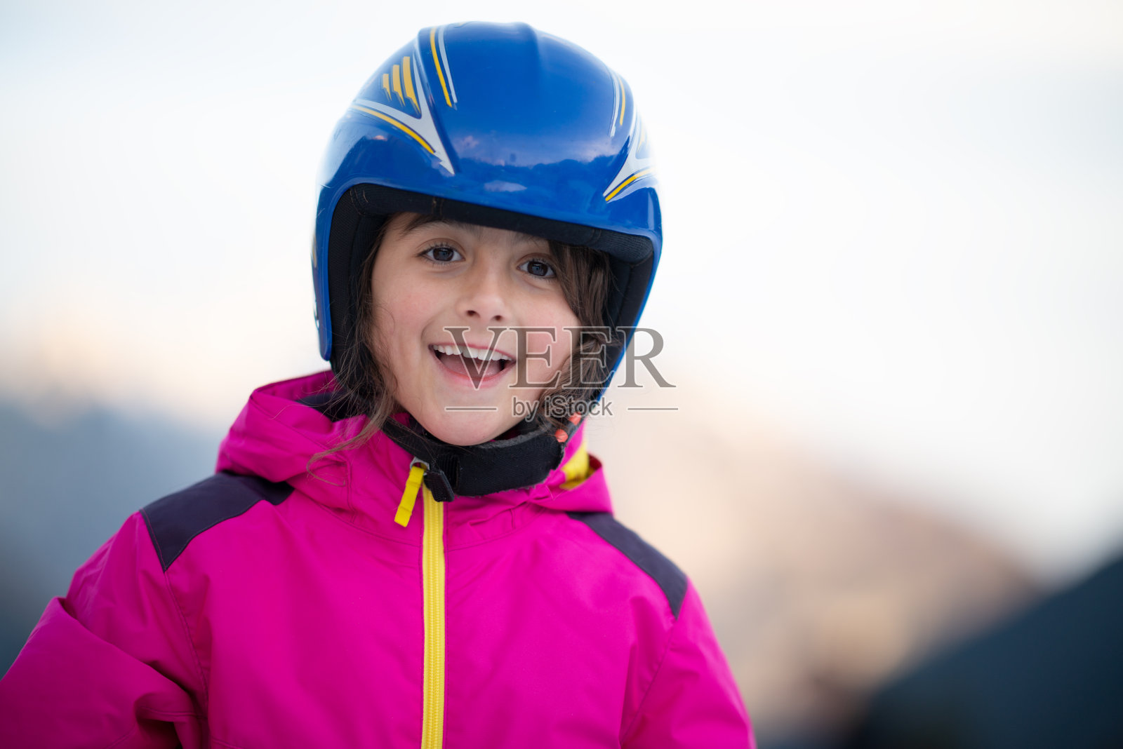 凉爽的假期。冬天的假期。快乐的小女孩滑雪度假照片摄影图片