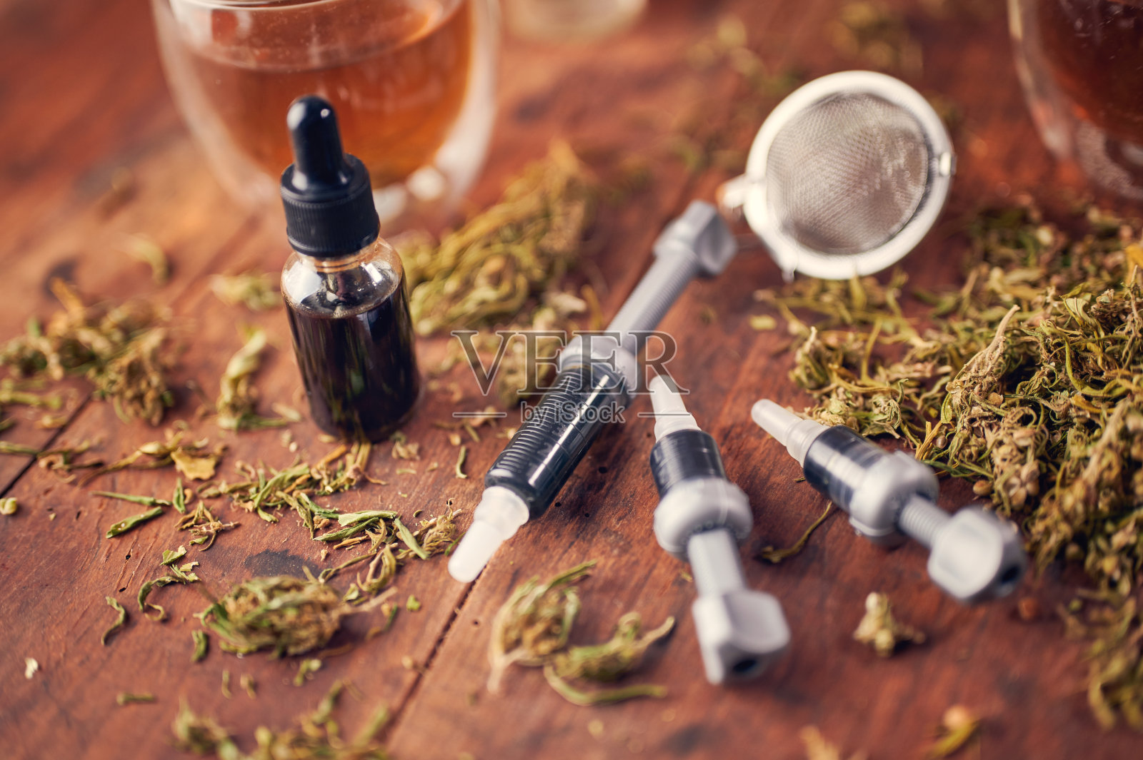 医用大麻概念- CBD油，CBD膏，干燥的大麻叶子。照片摄影图片
