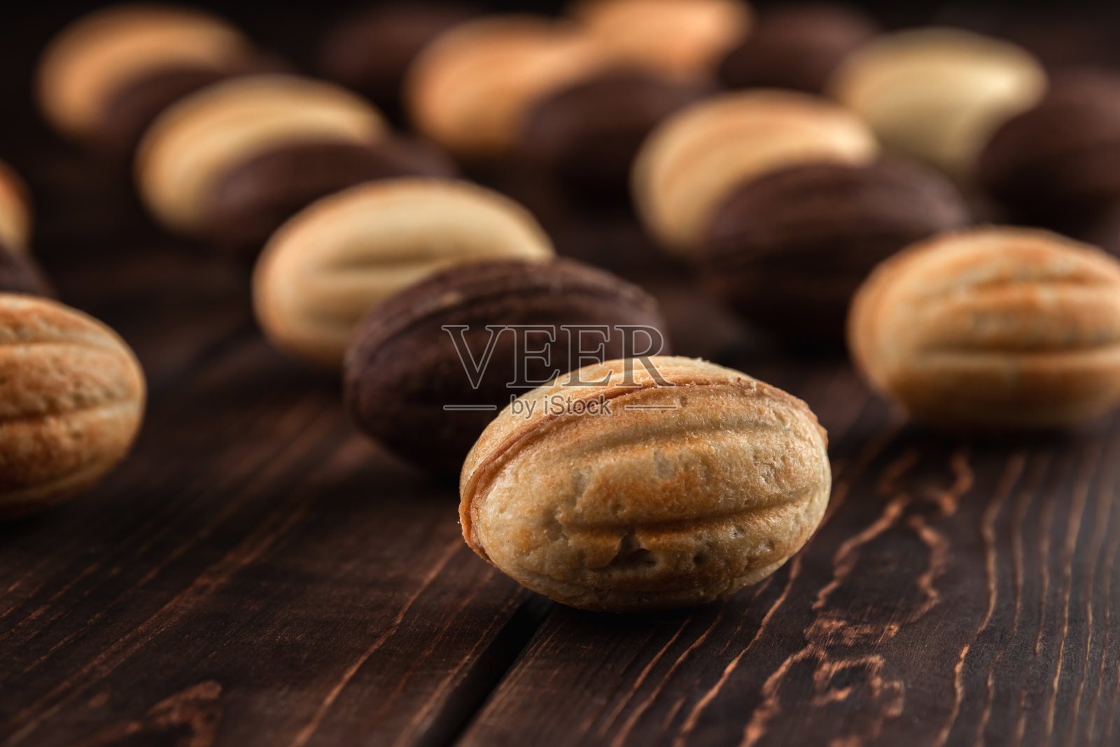 创意图案由白色和巧克力甜饼乾形状的坚果在木制的背景，食物概念与复制空间，侧视图照片摄影图片
