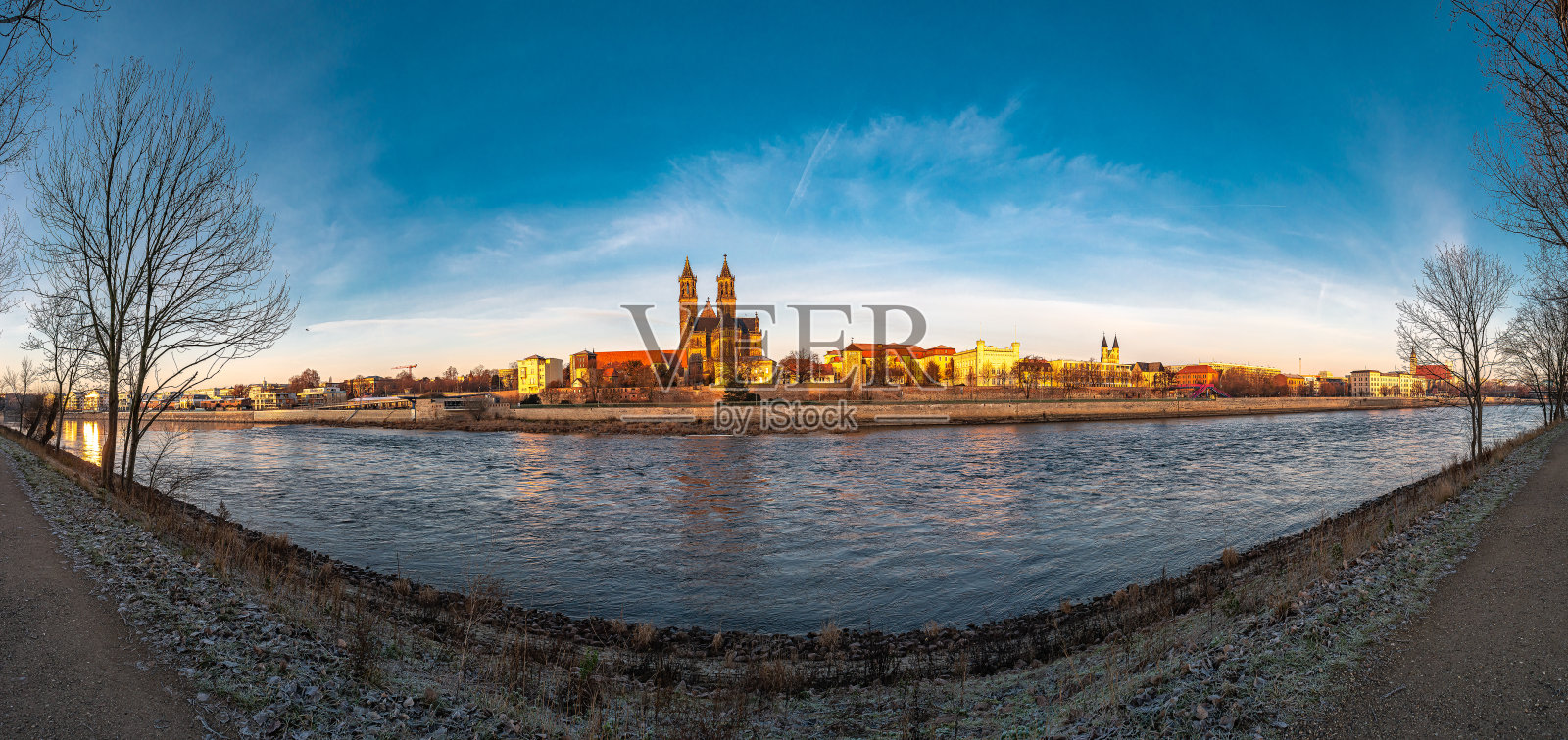 宏伟的大教堂全景，易北河在金色的日出颜色在马格德堡市中心，城市中心，马格德堡，德国，晴朗的霜冻的早晨，蓝色的天空照片摄影图片