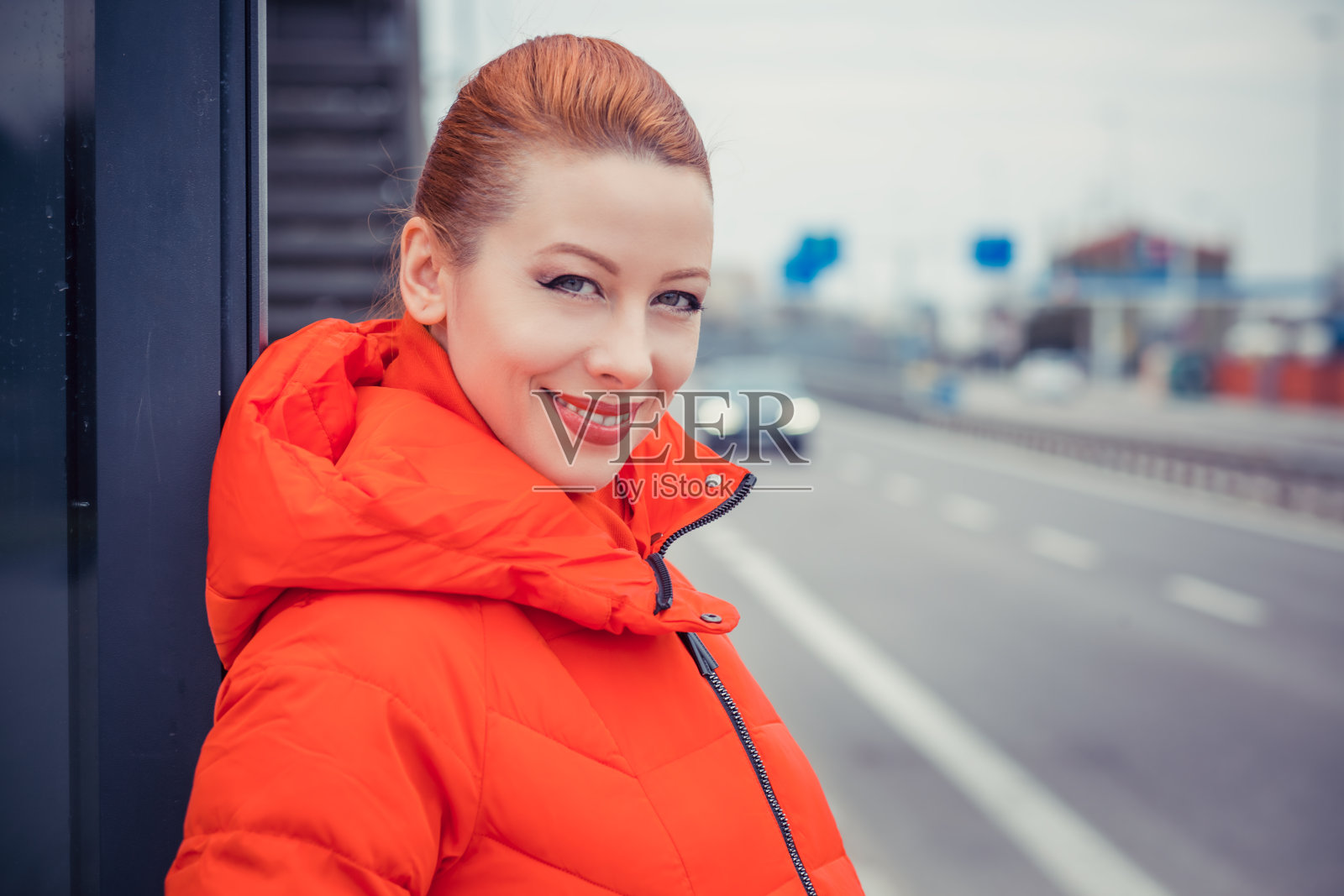 快乐的年轻成年妇女微笑着牙齿在户外照片摄影图片