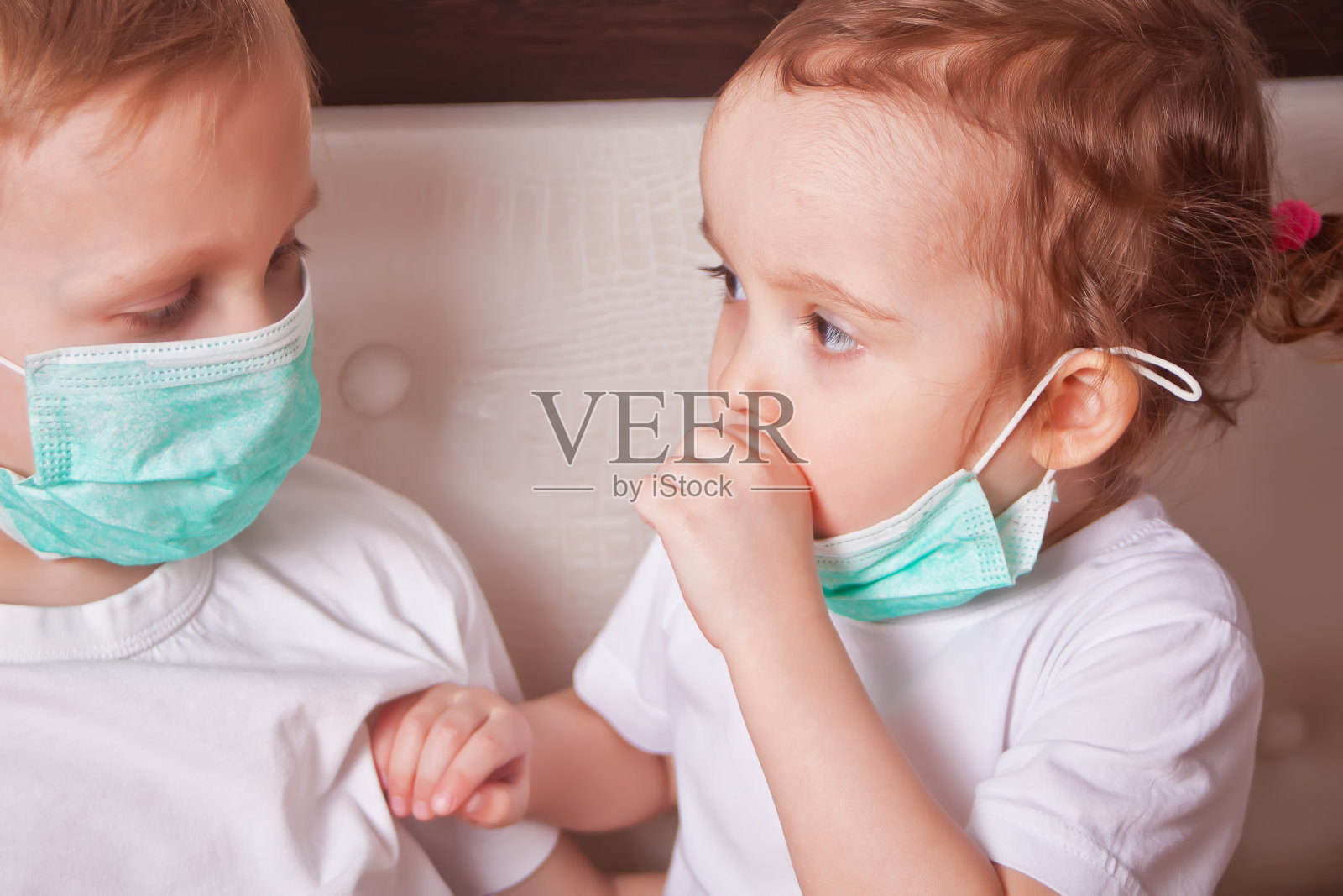 男孩和女孩，一个带着医用口罩的孩子。流行病的概念，流感，预防疾病，接种疫苗。照片摄影图片