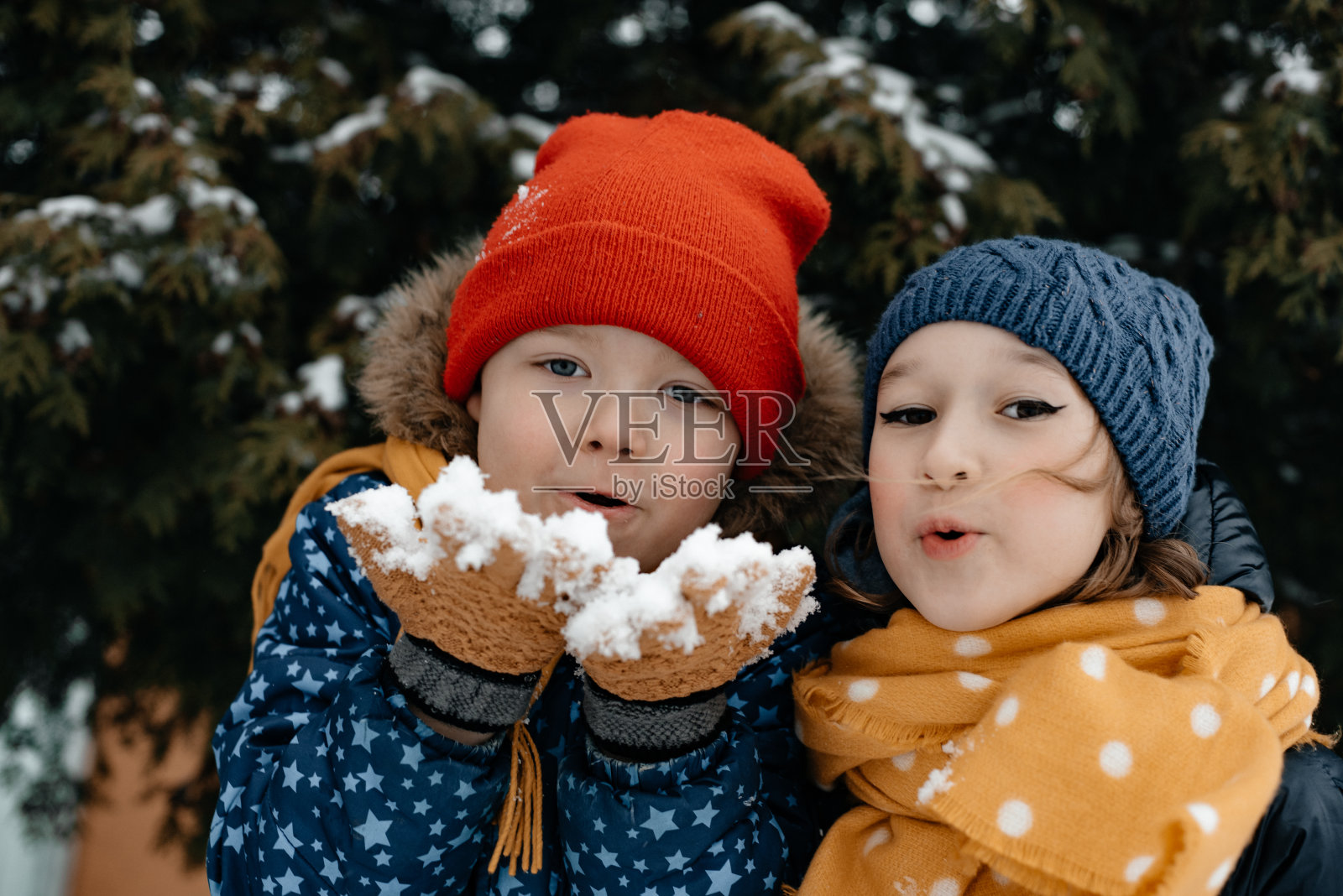 男孩和女孩在冬天。孩子和下雪的天气。冬天的童话。冬天的概念。照片摄影图片