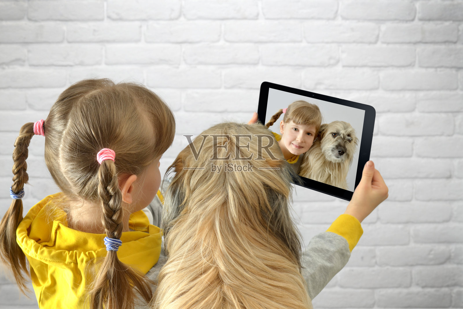 小孩和一只狗在自拍照片摄影图片