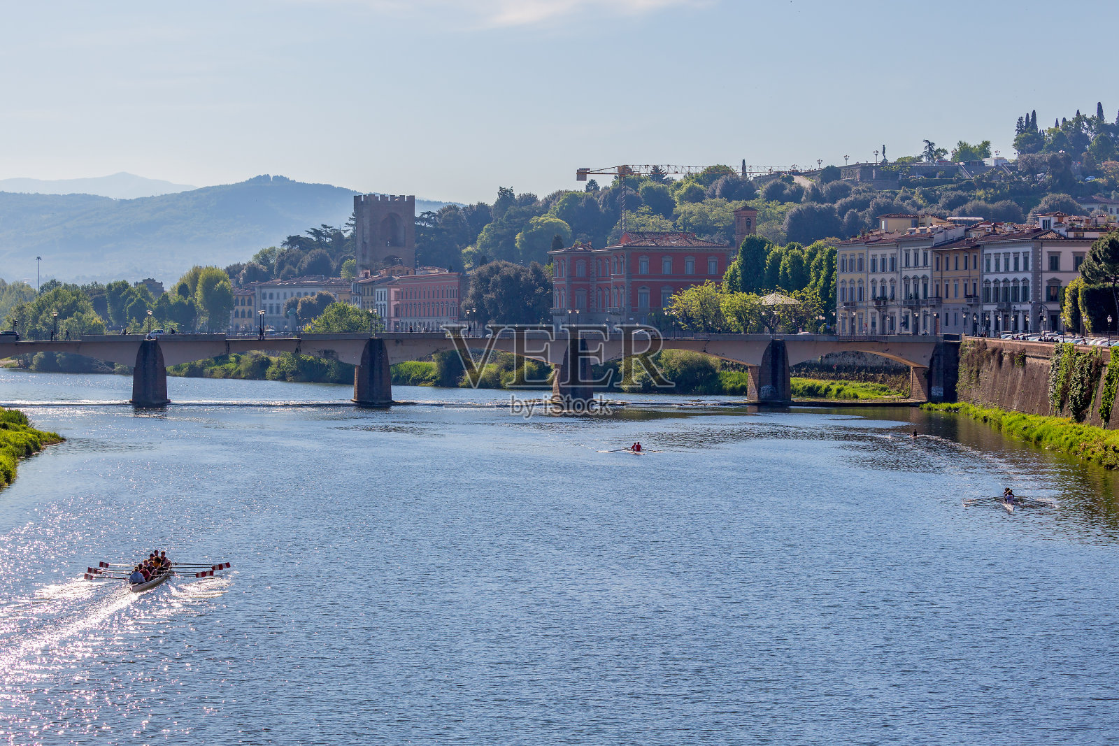 佛罗伦萨的阿尔诺河与划艇照片摄影图片