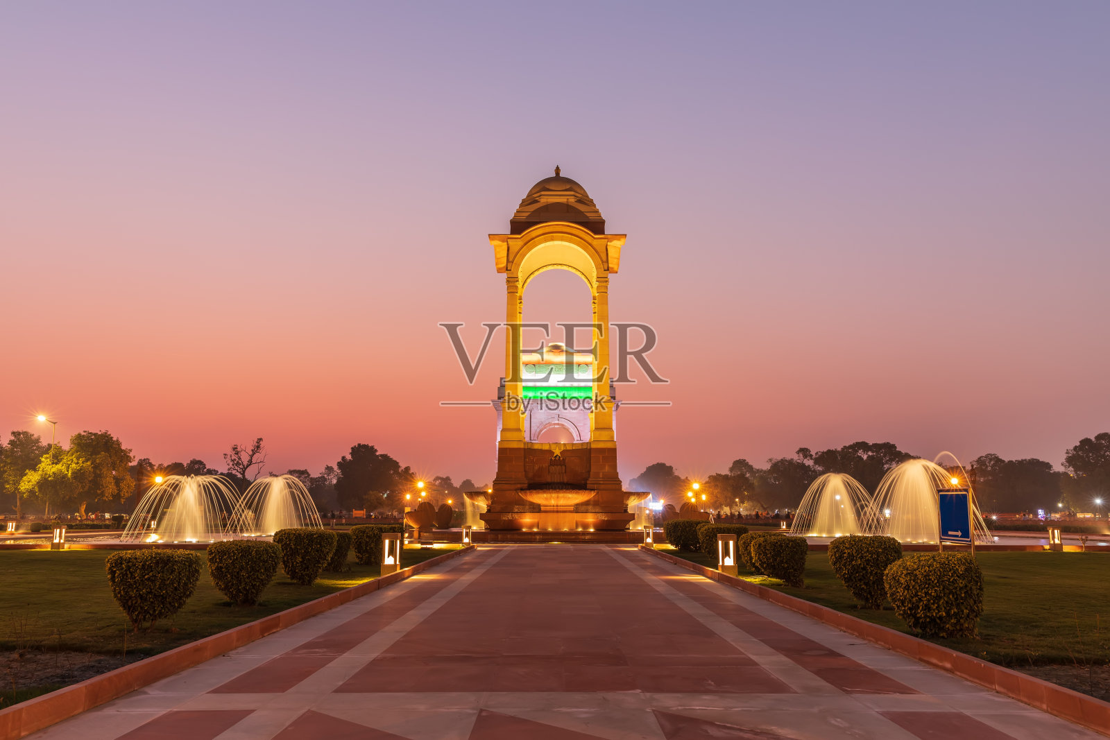 暮色中的天篷和印度门，从国家战争纪念馆，新德里，印度照片摄影图片
